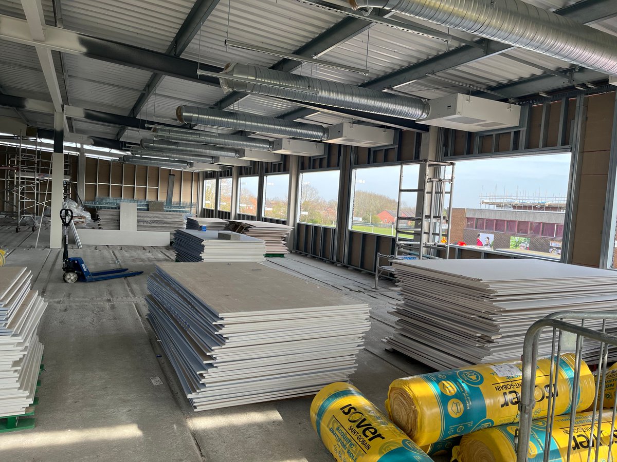 GFTomlinson's tweet image. Redmoor Academy Project Update🔎

Works are #progressing well at our @RedmoorAcademy #project funded by Leicestershire County Council:

•Main steel frame and roof works are complete
•PV panels are installed on the lower roof
•Windcatchers are installed on the main roof
