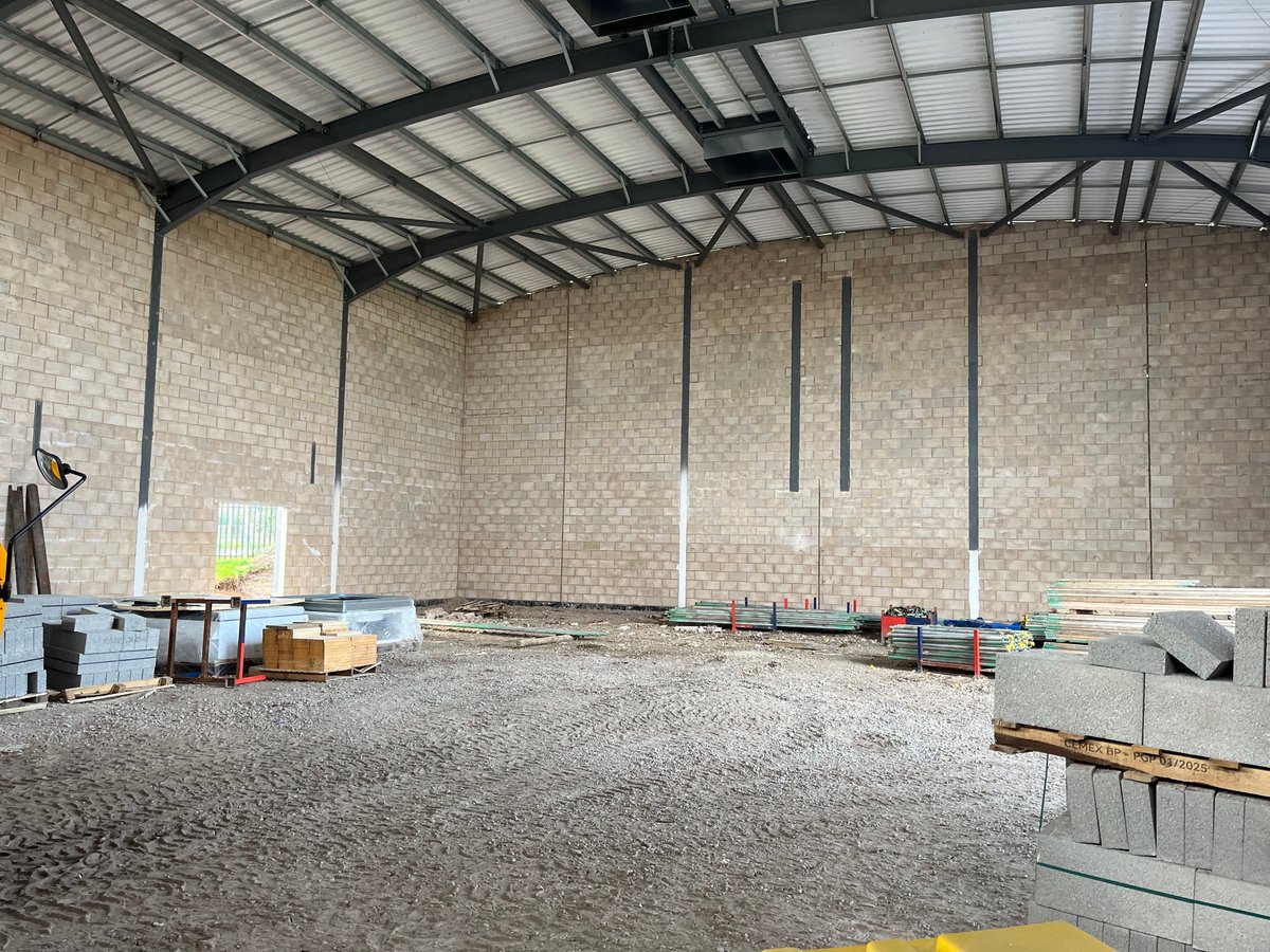 GFTomlinson's tweet image. Redmoor Academy Project Update🔎

Works are #progressing well at our @RedmoorAcademy #project funded by Leicestershire County Council:

•Main steel frame and roof works are complete
•PV panels are installed on the lower roof
•Windcatchers are installed on the main roof