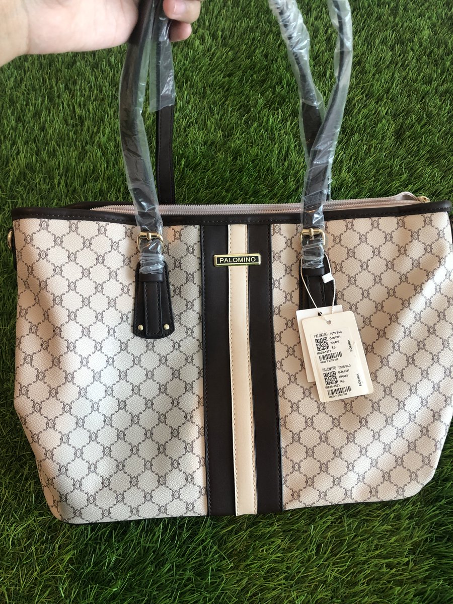 viewpager's tweet photo. Tas &amp; sepatu brand lokal kualitas mantap
🟡  Barang ex display, kondisi beragam
📦  Kirim juga bisa (ongkir ditanggung pembeli)
📍  Lokasi: Jakarta Barat
 👀 Bisa langsung lihat &amp; beli di tempat
#OOTDIndonesia #TasMurah #FashionLokal https://t.co/V5hMK2id5c