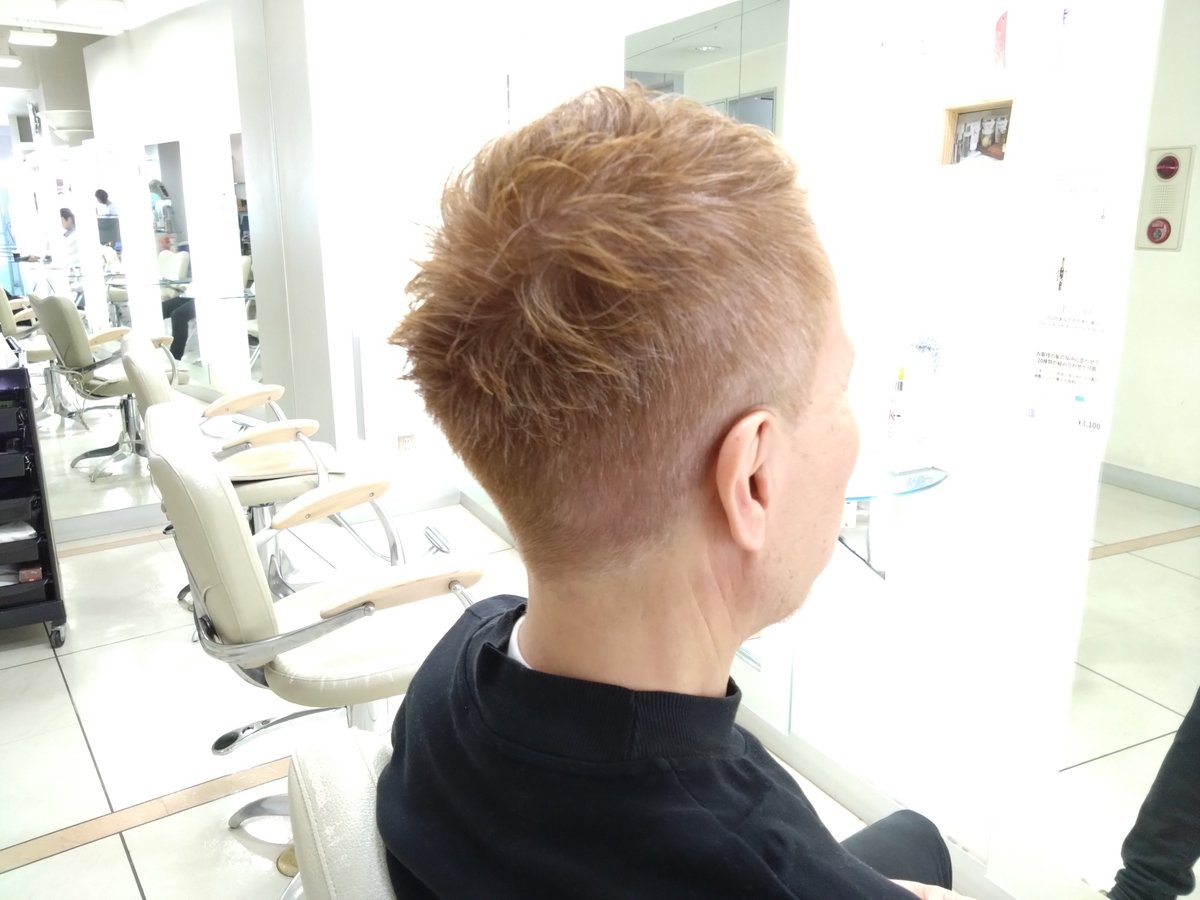 office_kiryu's tweet photo. ヘアカットは田無のビ・アッシュ堤店長。
「禿げてきたからスキンヘッドに」というオーダーに猛反対、短髪茶髪に仕上げてくれた。
『ディアーディアー』も『馬の骨』も堤さんのカット（桐） https://t.co/5GD4hD1Wgi