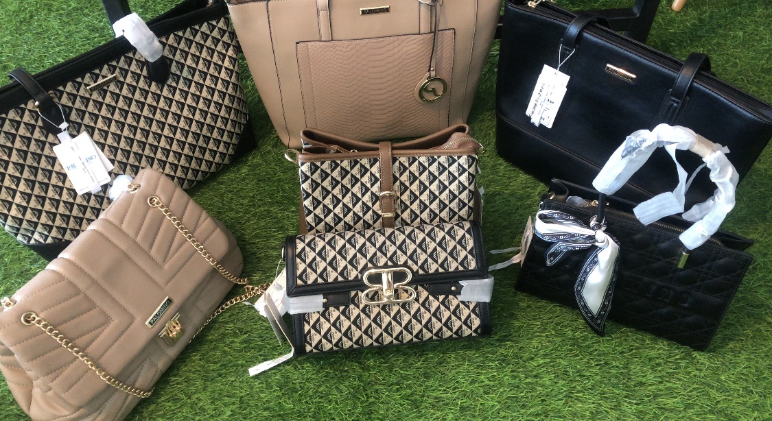 viewpager's tweet photo. WTS Tas &amp; sepatu brand lokal kualitas mantap
🟡  Barang ex display, kondisi beragam
📦  Kirim juga bisa (ongkir ditanggung pembeli)
📍  Lokasi: Jakarta Barat  👀 Bisa langsung lihat &amp; beli di tempat
#OOTDIndonesia #TasMurah #FashionLokal https://t.co/irZZKLvq3M