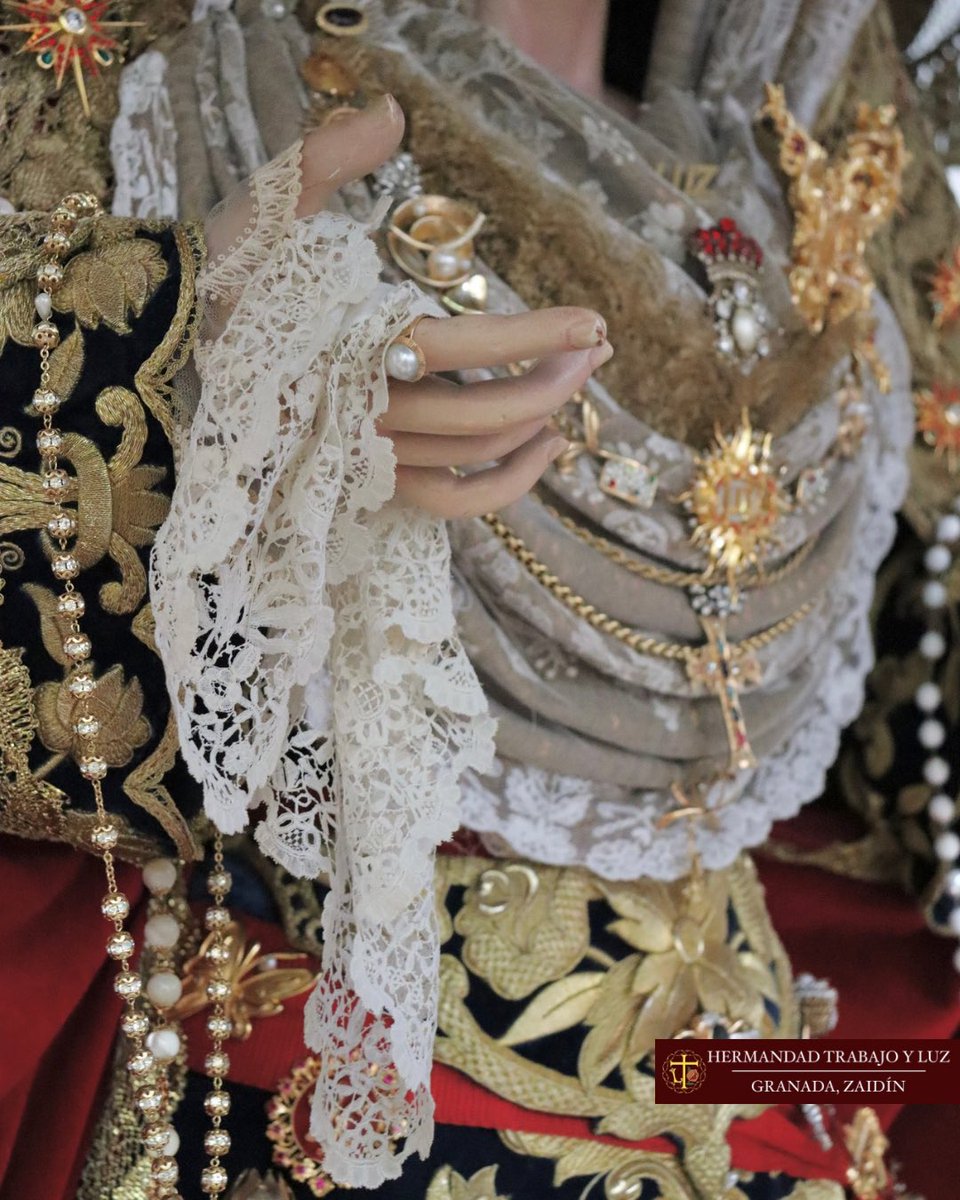 HdadTrabajoyLuz's tweet photo. Luce la saya de las #abejas, manto de terciopelo rojo, toca de sobremanto y joyas varias, coronándose la Santísima #Virgen con su #presea de salida.
(2/3) https://t.co/0HTUBemk8w