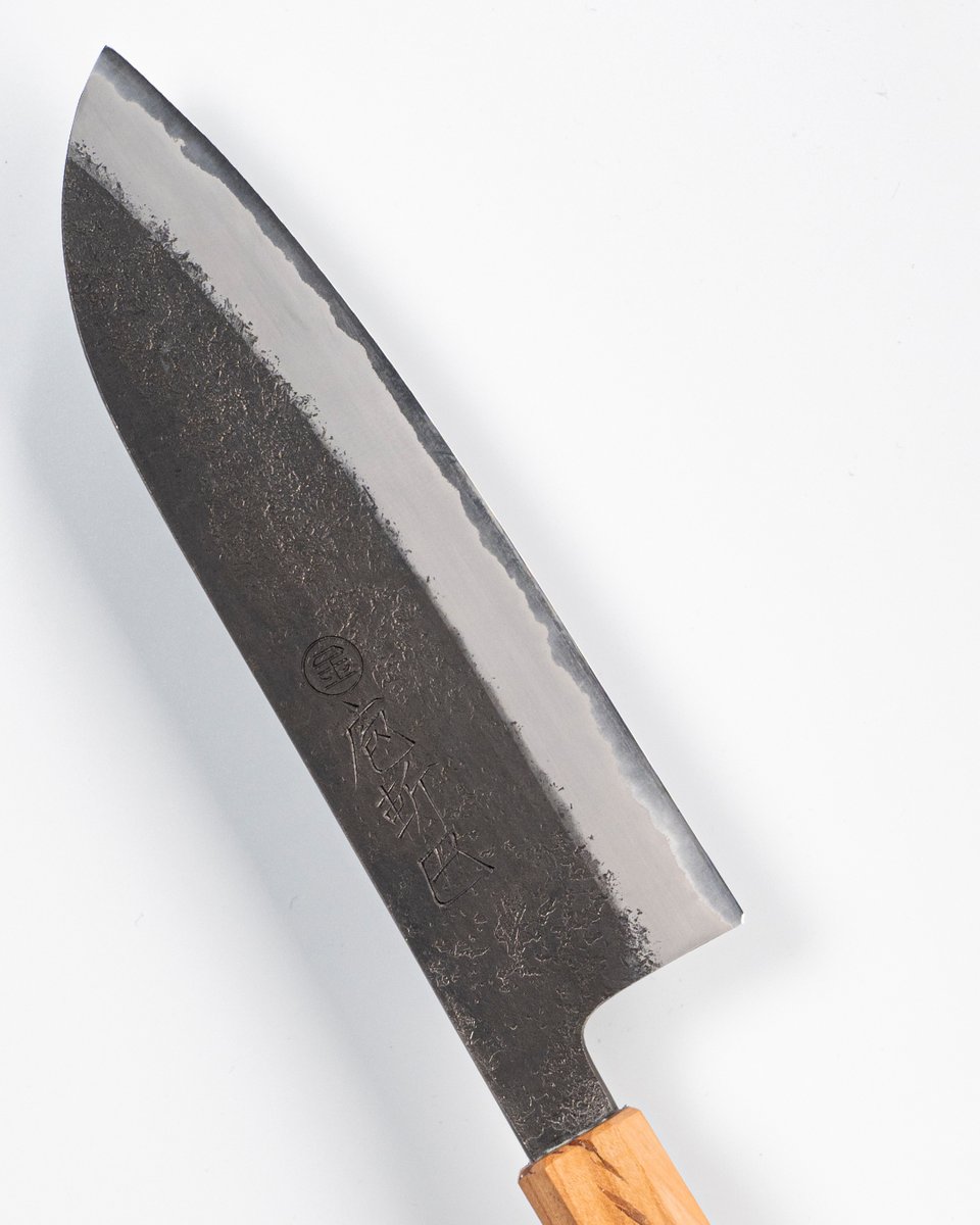 kanai_hozan's tweet photo. 手打ち鍛造にこだわり、一本一本丁寧に作り上げられた日野浦刃物工房による刀身。
#庖斬巴
#hozantomoe
#japaneseknives
#japaneseknife
#japanesechefknives
#chefknife
#kitchenknife
#sharpknives
#hocho
#hinourahamono
#japanesetraditionalcrafts
#blacksmith
#madeinjapan
#tsubamesanjo https://t.co/KEmpGURPCs