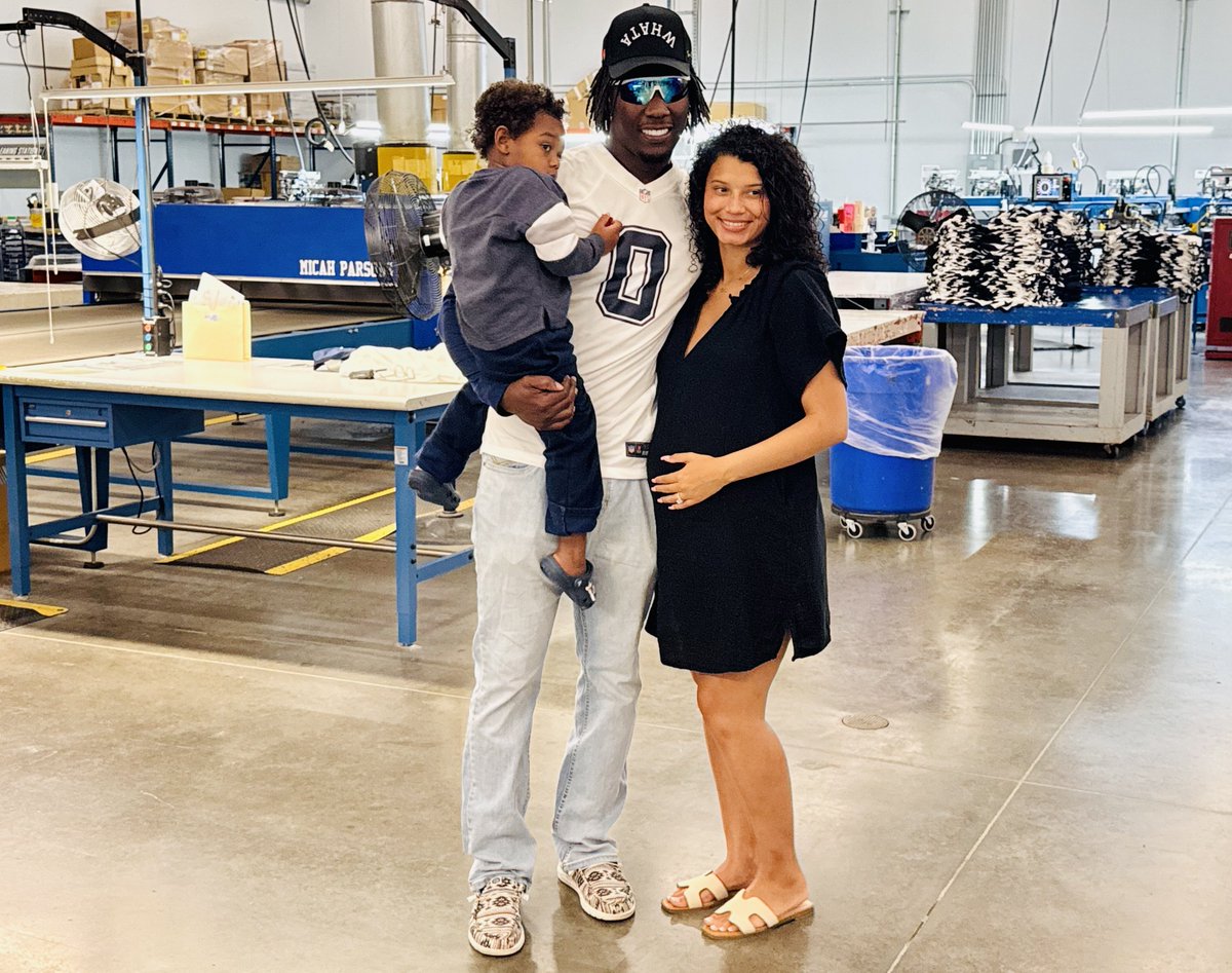 VoiceOfTheStar's tweet image. BREAKING EXCLUSIVE: 

“Agent 0️⃣” has arrived. 

DeMarvion Overshown is the 1st player in #Cowboys history to be officially assigned the No. 0  —emotional about the change.

‘It’s like putting a cape on.’

Full Q&amp;amp;A 👉🏾📝 dallascowboys.com/news/demarvion…

+ EXCLUSIVE 1st look at @AGENT0__: