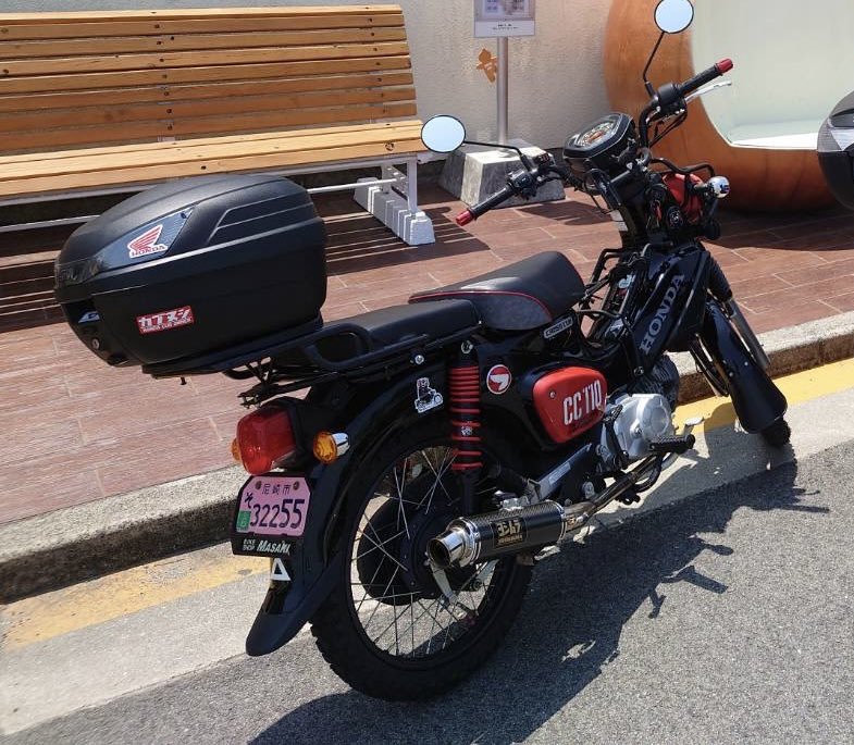 oooSUSANOooo's tweet photo. ※※拡散希望※※
友人のクロスカブが盗難されました。
2025年4月9日、仕事から戻ると盗難されてました。
場所は尼崎市上坂部の自宅です。
カスタムは、
ヨシムラのマフラー
リアシート
リアキャリア
くらいです。
くまモンカラーのCC110クロスカブです。
情報ありましたら、私まで連絡ください！ https://t.co/CoQf4KtU5n