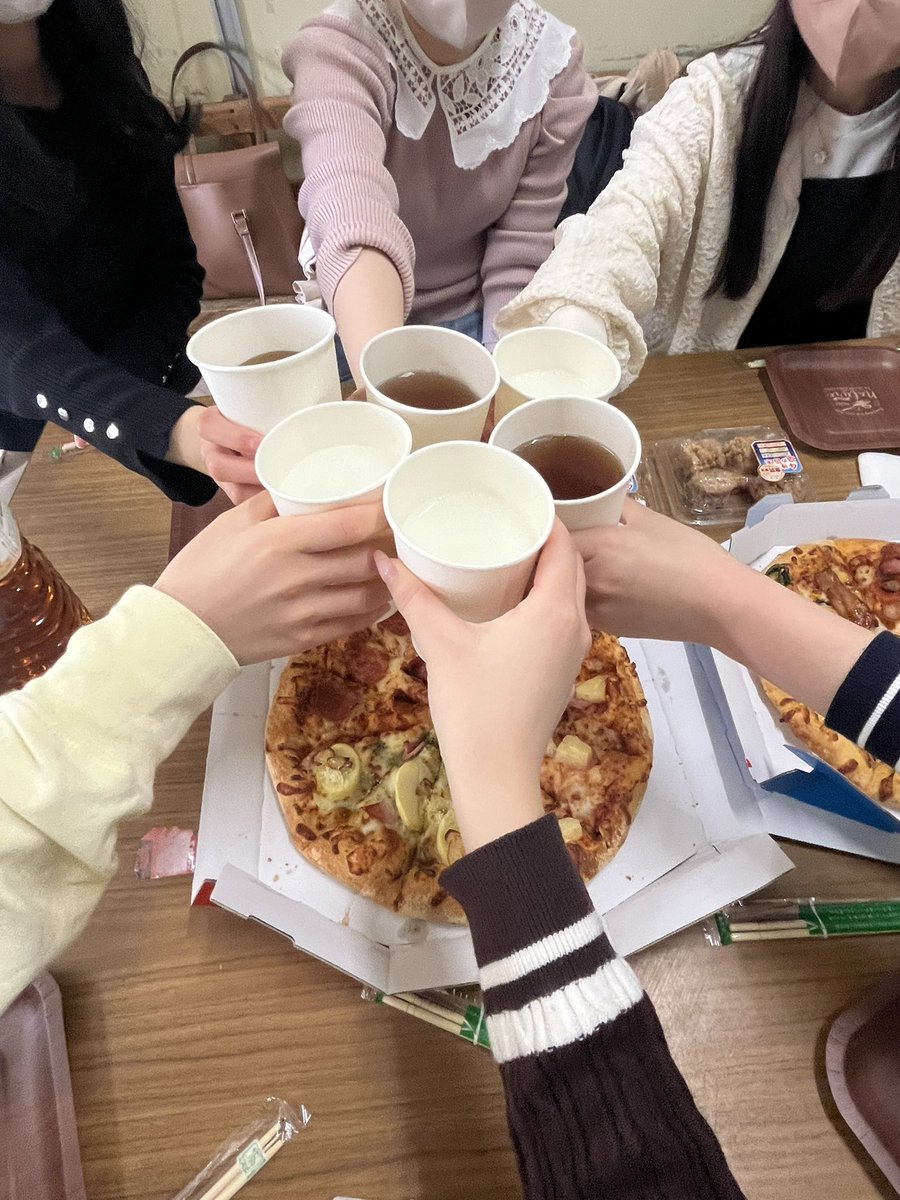 gakushuinpress's tweet photo. 本日大掃除をして部室が綺麗になりました🧹✨✨
これから入ってくる新入部員のみなさんも快適に過ごせると思います😊♡

大掃除を頑張ったあとはご褒美にピザパーティーをしました🍕💖
 #春からgu  #春から学習院  #学習院大学 https://t.co/nOnHqsxMoN
