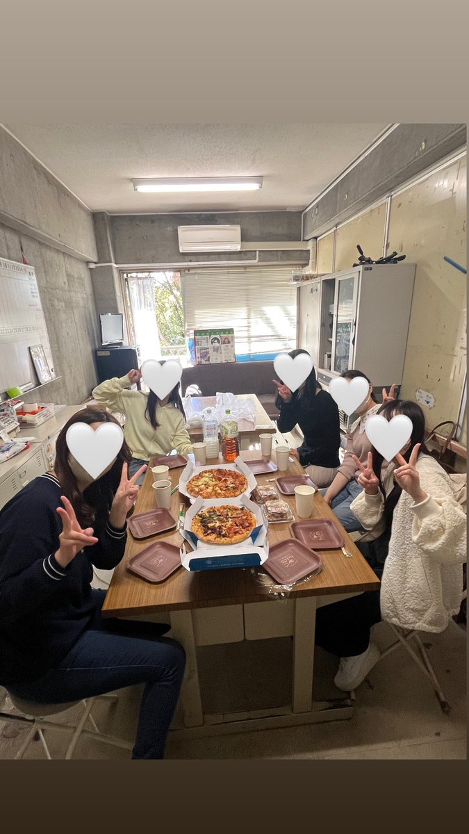 gakushuinpress's tweet photo. 本日大掃除をして部室が綺麗になりました🧹✨✨
これから入ってくる新入部員のみなさんも快適に過ごせると思います😊♡

大掃除を頑張ったあとはご褒美にピザパーティーをしました🍕💖
 #春からgu  #春から学習院  #学習院大学 https://t.co/nOnHqsxMoN