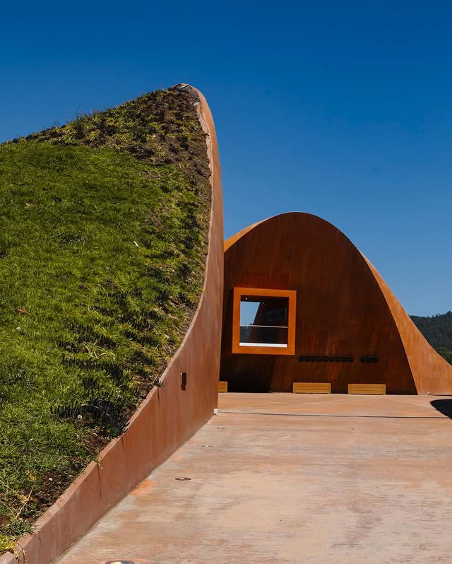 🧵1/3
The ET-302 Memorial Park in Ethiopia, completed in 2025 by Alebel Desta Architects .CAE, spans 40,000 m² and commemorates the 157 Ethiopian Airlines Flight 302 victims. The design follows three principles—absence, revelation, and healing—and guides visitors along a path