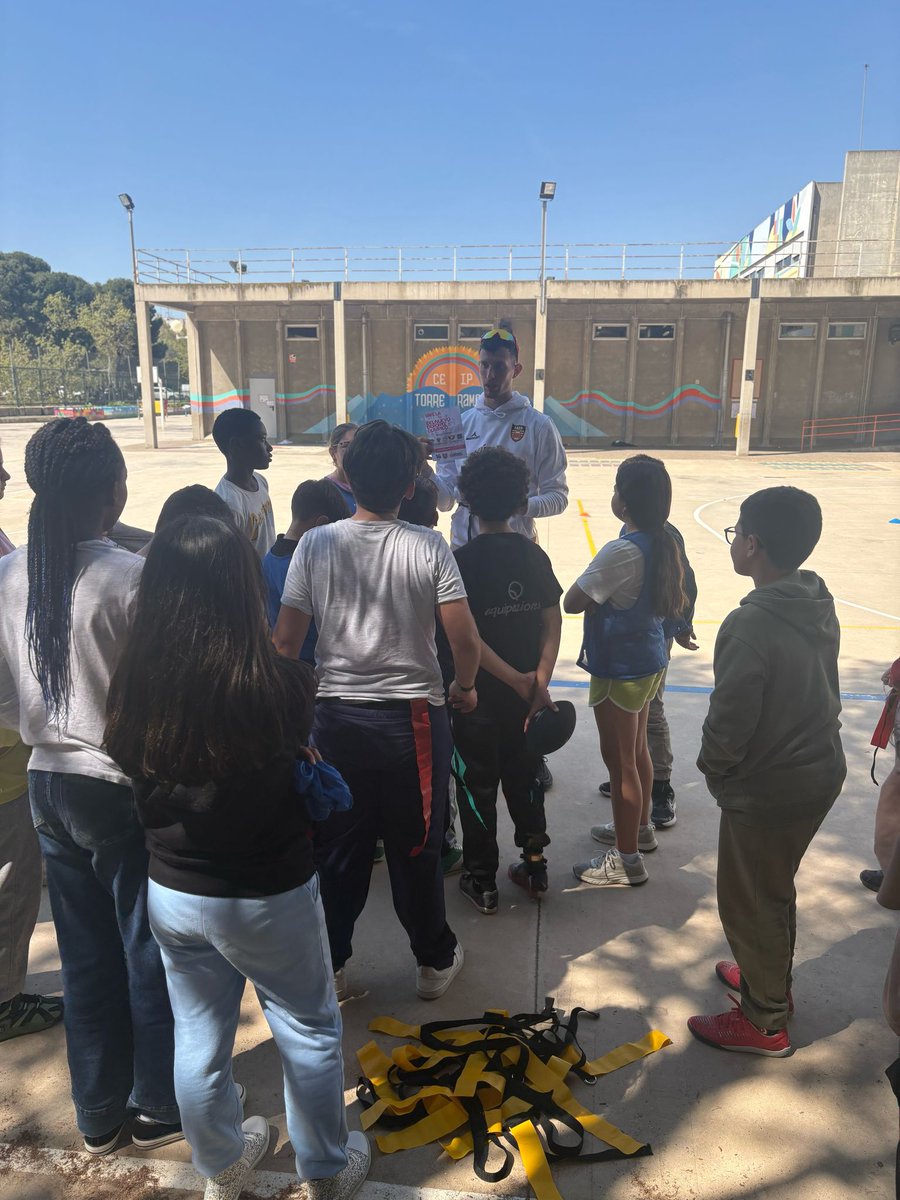 AragonFootball's tweet photo. Nuestro técnico Eduardo Tudor , dando clases hoy en el colegio Torre Ramona de Zaragoza

#deporteEscolar #deporteescolararagon #deporte #flagfutbol #flagfootball #sport #torreramona #aragondeporte #aragontierradefootball https://t.co/hQDbInwLrM