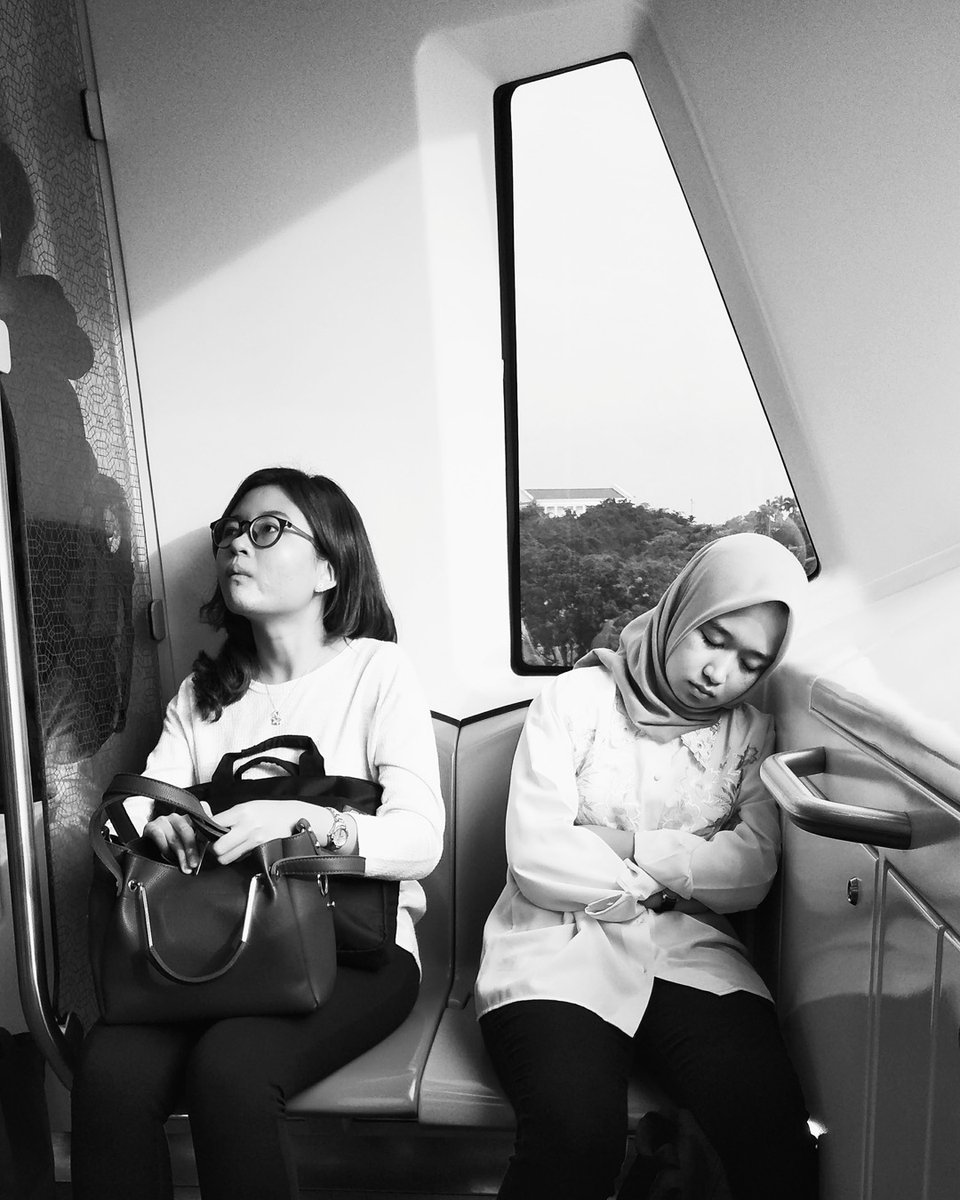 parallaxasia's tweet photo. 𝟰𝟬 𝗺𝗶𝗻𝘂𝘁𝗲𝘀 👉 https://t.co/3Y7zNL5uiY. In rush hour on Kuala Lumpur’s metro rail, @moonrohaizan contemplates her own melancholy through portraits of her fellow commuters. View the story for more 

#Malaysia #documentaryphotography https://t.co/NdDLX1mV6P