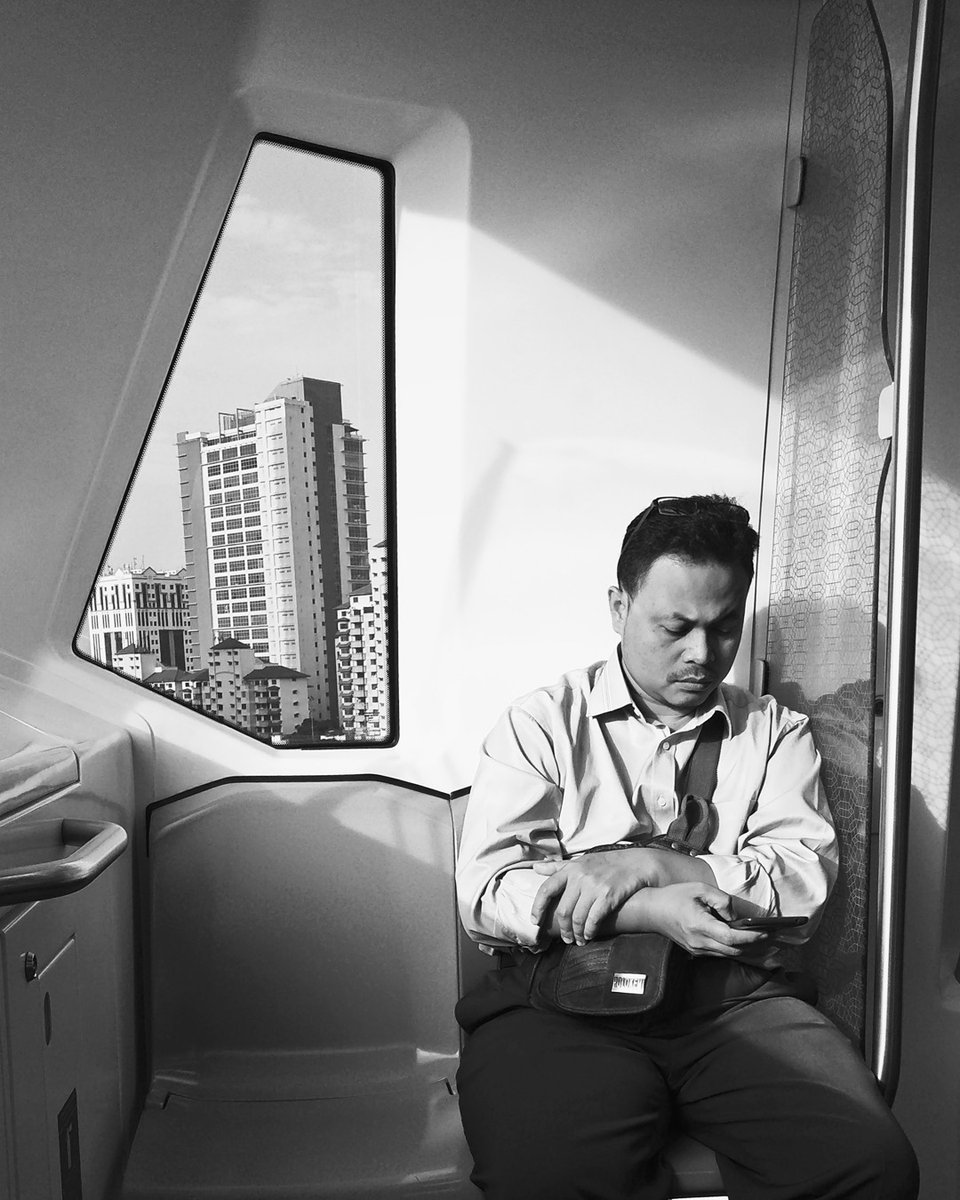 parallaxasia's tweet photo. 𝟰𝟬 𝗺𝗶𝗻𝘂𝘁𝗲𝘀 👉 https://t.co/3Y7zNL5uiY. In rush hour on Kuala Lumpur’s metro rail, @moonrohaizan contemplates her own melancholy through portraits of her fellow commuters. View the story for more 

#Malaysia #documentaryphotography https://t.co/NdDLX1mV6P