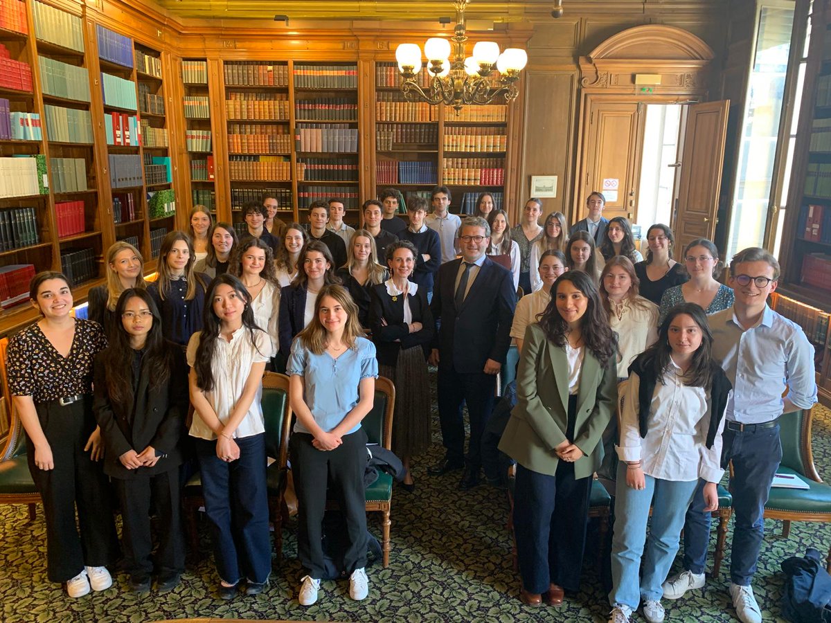 Collège et École de droit d'Assas (@cddeddassas) on Twitter photo Le Collège de droit d'<a href="/AssasUniversite/">Panthéon-Assas université</a> et sa directrice, le Prof. Cécile Pérès, qui accompagnait les étudiants, remercient très sincèrement le président de l'Ordre <a href="/avoca_ssation/">Avocats aux conseils</a>, <a href="/thomaslyoncaen/">Thomas Lyon-Caen</a>, de son généreux accueil à l'occasion de la dernière visite de l'année. Le Collège de droit d'<a href="/AssasUniversite/">Panthéon-Assas université</a> et sa directrice, le Prof. Cécile Pérès, qui accompagnait les étudiants, remercient très sincèrement le président de l'Ordre <a href="/avoca_ssation/">Avocats aux conseils</a>, <a href="/thomaslyoncaen/">Thomas Lyon-Caen</a>, de son généreux accueil à l'occasion de la dernière visite de l'année.