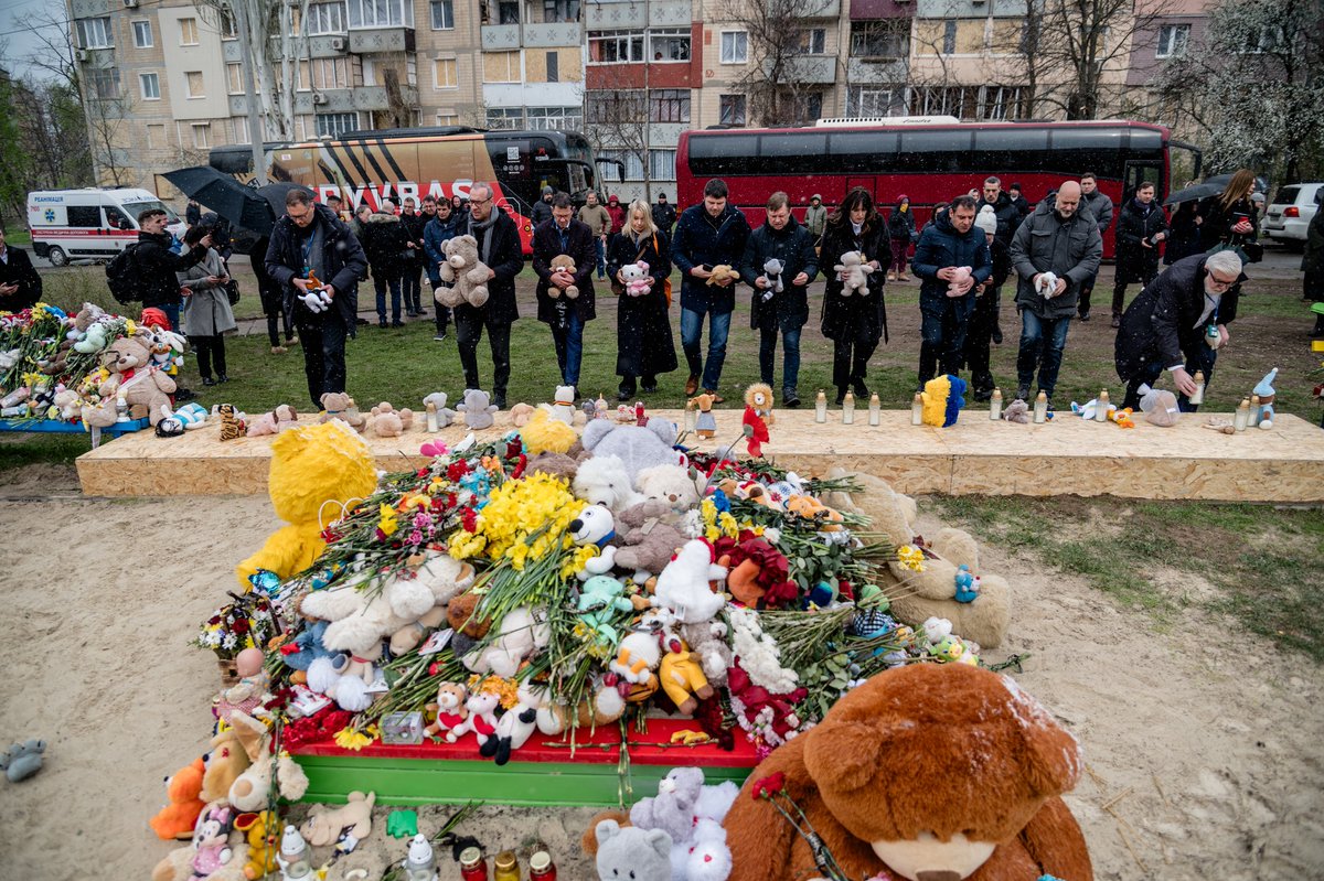 Swiss Ambassador to Ukraine Félix Baumann, together with 30 other foreign diplomats, visited Kryvyi Rih to pay tribute to the victims of the Russian shelling of the city on 4 April and speak with their relatives. 20 people were killed, including 9 children.