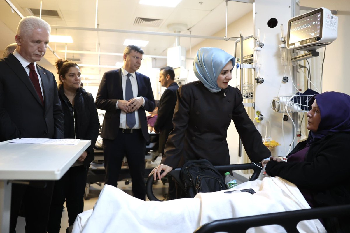 Maltepe Huzurevi’nde meydana gelen yangın sonrası hastaneye sevk edilen büyüklerimizi ve yangından etkilenen personelimizi ziyaret ettik, sağlık durumlarıyla ilgili bilgi aldık. 

Tedavi süreçlerini titizlikle takip ediyoruz. Yaşanan travmanın etkilerini azaltmak üzere
