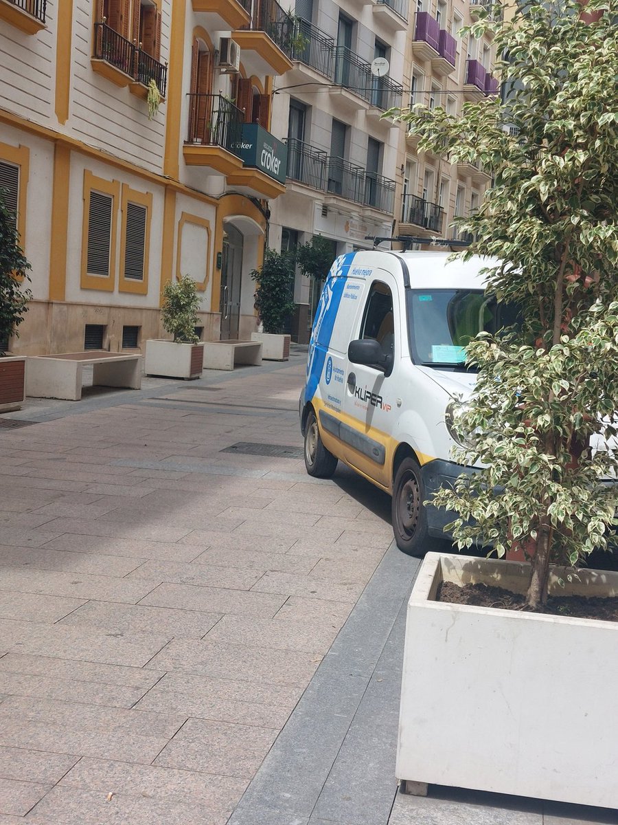 🚗 de CliperVip, colaboradora del <a href="/AytoHuelva/">Ayuntamiento Huelva</a>, aparca donde quiere porque 'tengo un papel del ayuntamiento'. Es la hora de salida del colegio Agustinas y ocupa media calle, no tendrá otro lugar.

El conductor rellena partes de trabajo y, además, sabe amenazar: 'ya nos veremos'.