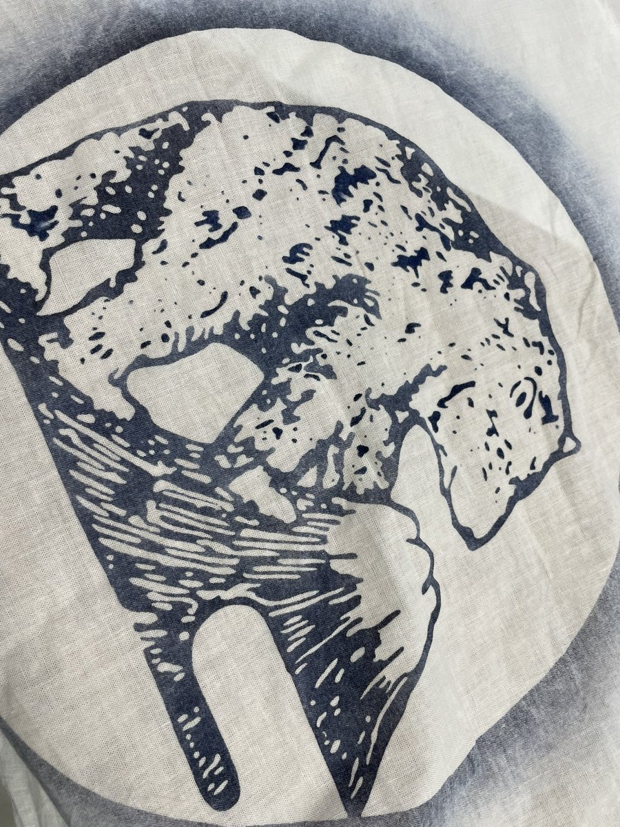some_no_ie's tweet photo. 先週末は浅草の藍熊さんでの型染め講習。

今回は藍熊染料さんのロゴデザインを刷り染だけのパターンと藍に浸して染めるパターンで仕上げました🌱

#藍熊　#浅草　#草木染　#藍染 https://t.co/S1nC0prfIq