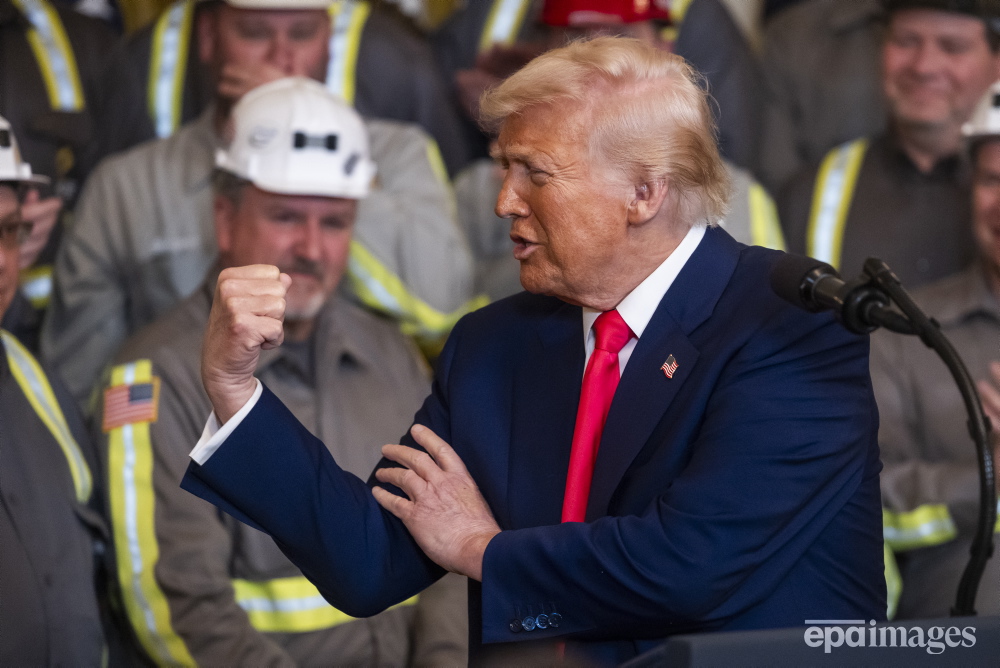 EPA_Images's tweet photo. US President Donald Trump gestures as he prepares to sign several executive orders to boost US coal production in the East Room of the White House in Washington, DC, USA. 📷 EPA/Jim Lo Scalzo
#epaimages #usa #politics #trump https://t.co/k9etdgcngg