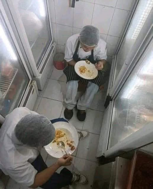 Jamani_Khanyi's tweet photo. Always be kind with the workers, many don't get enough time to eat to give you a better service 🙏❤️🥹. https://t.co/beJ816LOmo