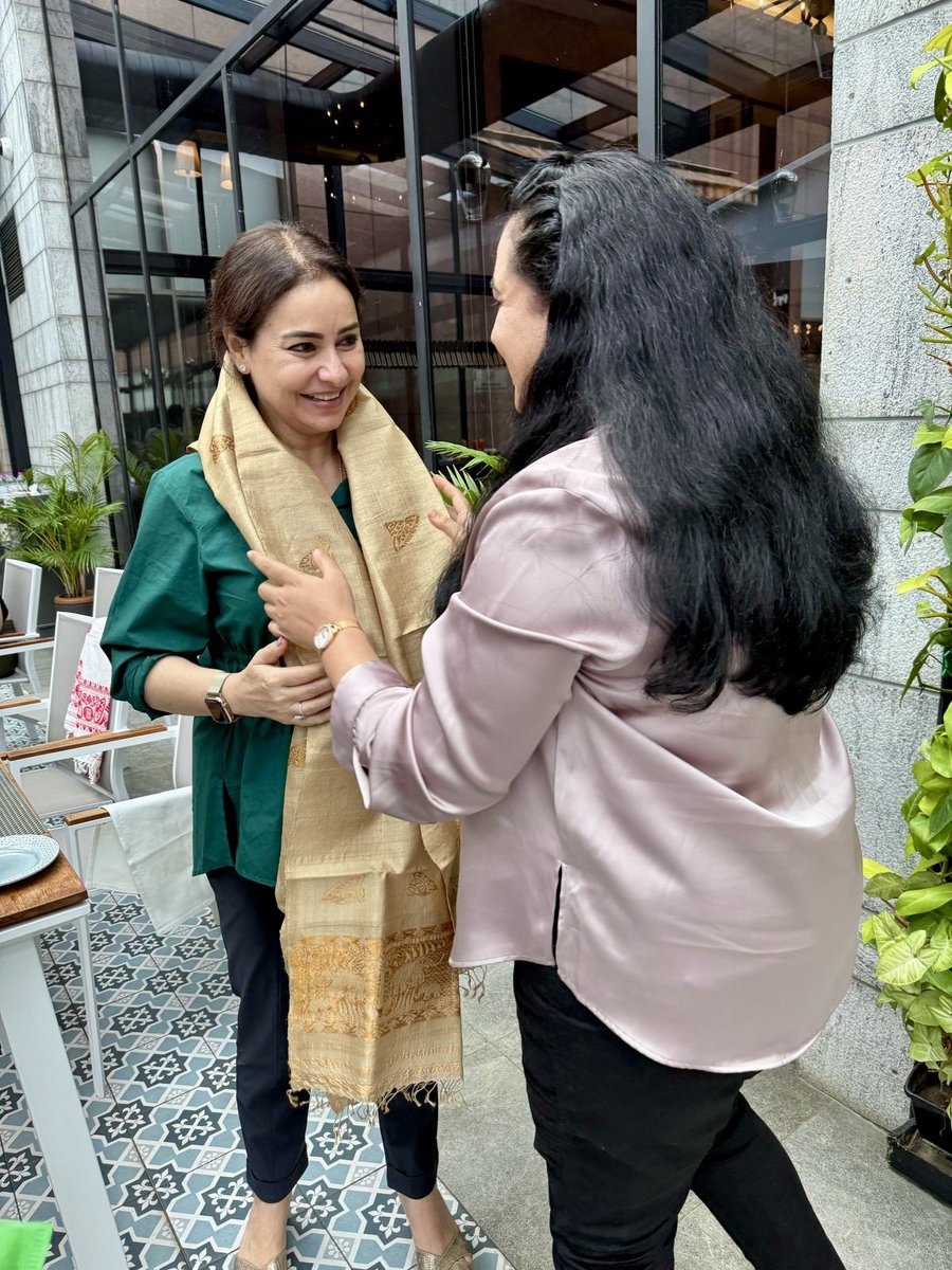 A surreal moment etched in our hearts — meeting the legendary Sachin Tendulkar and the graceful Anjali Tendulkar. Honored to gift them muga silk scarves handcrafted by forest fringe villagers — a token of love from Banashristi. A memory for a lifetime