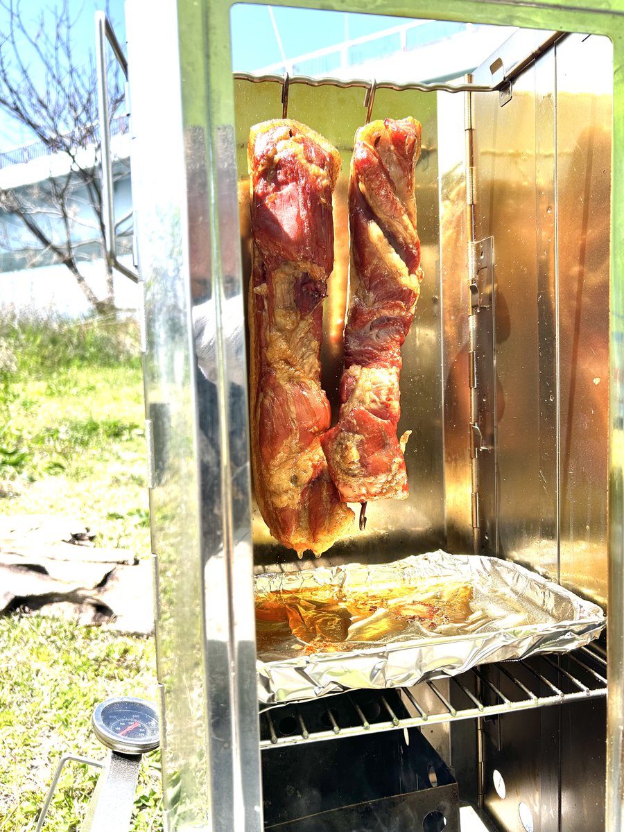 fuji3kun's tweet photo. ベーコン🥓完成
過ごし易い気温なので、お肉焼きながらのんびり燻製が最高の幸せ😀

#燻製 https://t.co/kZRh55592d