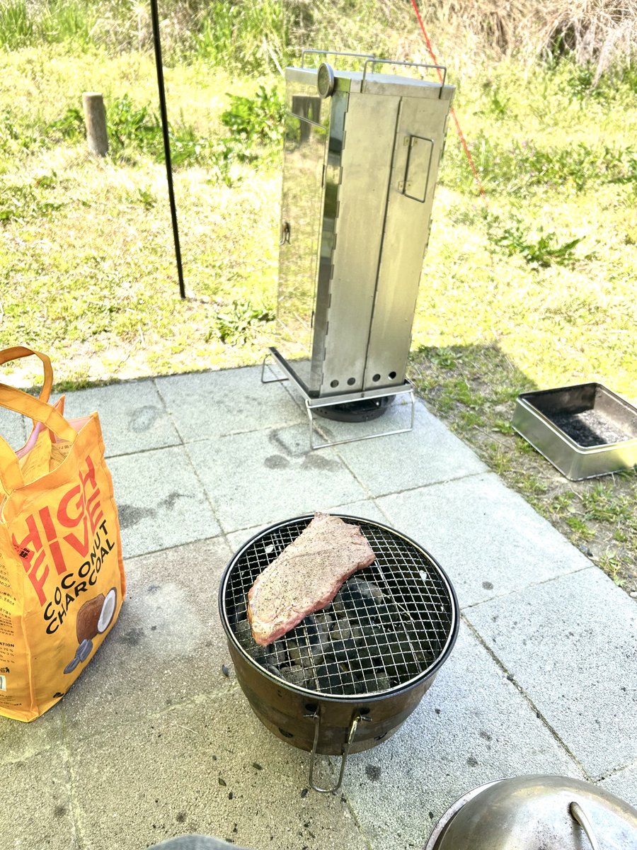 fuji3kun's tweet photo. ベーコン🥓完成
過ごし易い気温なので、お肉焼きながらのんびり燻製が最高の幸せ😀

#燻製 https://t.co/kZRh55592d