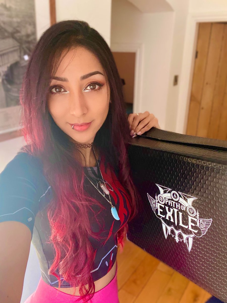 CyborgAngell's tweet photo. 🔴LIVE NOW ⭐ https://t.co/Z1IQxYrXRc ⭐
Jumping onto #PathOfExile2 to explore the #DawnOfTheHunt update! 🏹

New class, new gear, new chaos, new DROPS! 🥳
Come hang & help me try the Huntress 
➡️ https://t.co/AOKRUlDNWl #Ad