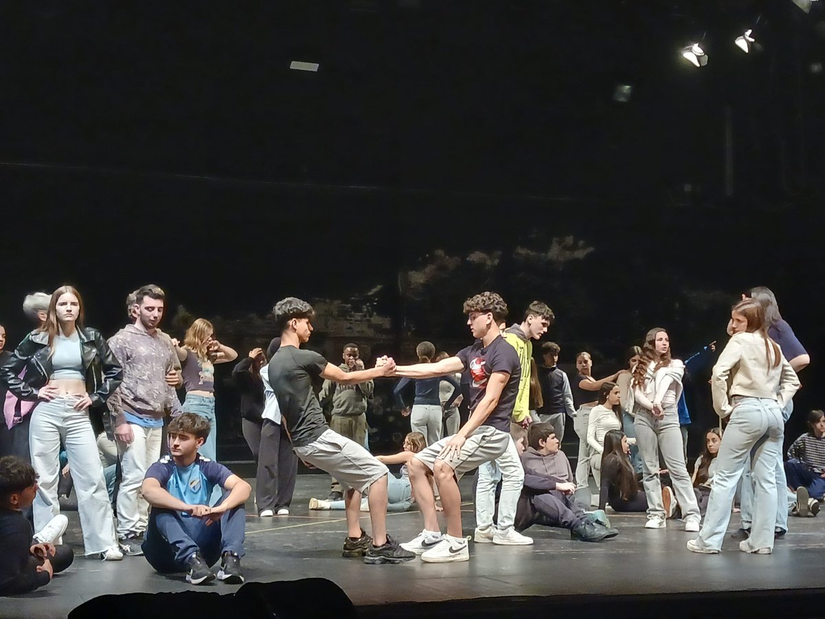 CulturaMataro's tweet photo. 🩰Alumnes de Mataró participen al projecte Mapadeball. Amb aquesta iniciativa es busca introduir el llenguatge del moviment i la dansa contemporània als instituts.

Més info 👉 https://t.co/JNA3ylAx96 https://t.co/rPgSQQnYnZ