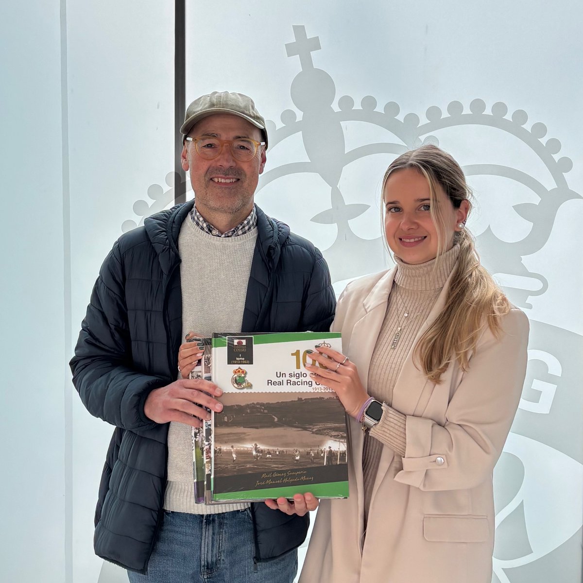 RacingFundacion's tweet photo. 🏆 Nuestro ganador del #SorteoMarzo de #ClubRacinguista ya tiene en sus manos el pack de libros de la historia del Real Racing Club ⚽️✨

Hazte socio de #ClubRacinguista y tú podrías ser el próximo en llevarte premios como este 🎁👀

ℹ️ https://t.co/SP8mZ9DuFE https://t.co/2N8e0c3iAK