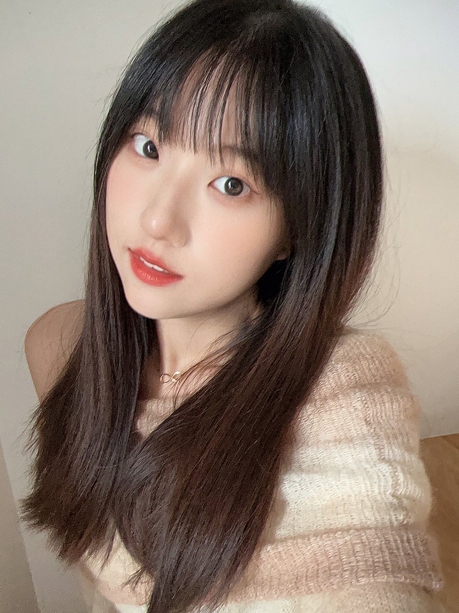 从去年五月中进律动算起，不知不觉正式入行快一年了。

好快，我自己都觉得好快，一年下来我心态发生了翻天覆地大变化。

以前常听别人说要训练一个人，最快速的方法就是把 Ta 丢掉一个生猛蛮荒的环境，任由《进化论》的筛子过一遍，看看它会被塑成什么形。