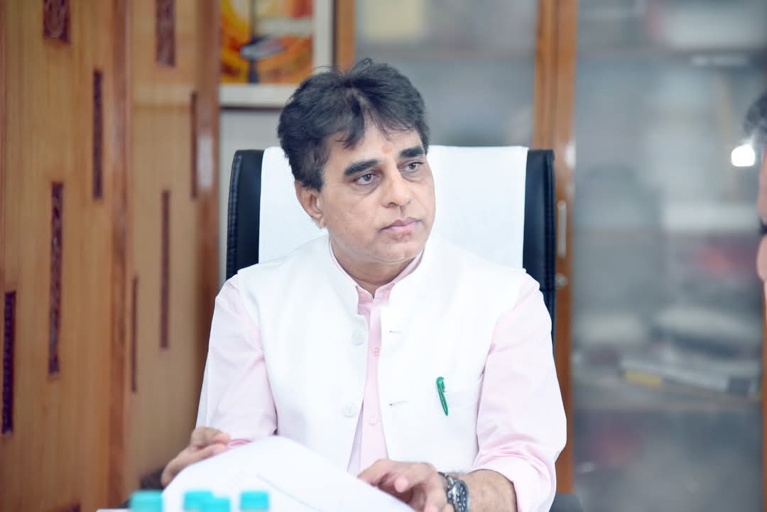 prafulpbjp's tweet photo. મારા કામરેજ વિધાનસભા મતવિસ્તાર તેમજ વરાછાના નાગરિકોનું વર્ષો જુનું સ્વપ્ન એવા "સરકારી વિજ્ઞાન કોલેજ"નું વાલક પાટિયા પાસે કાયમી નવા ભવનના બાંધકામ પ્લાનિંગ અંગે વિવિધ વિભાગના અધિકારીશ્રીઓ બેઠક યોજી.
📍સ્વર્ણિમ સંકુલ-2, ગાંધીનગર
#Varachha #Kamrej #ScienceCollege #GujaratEducation https://t.co/2ELYo4PS8Q