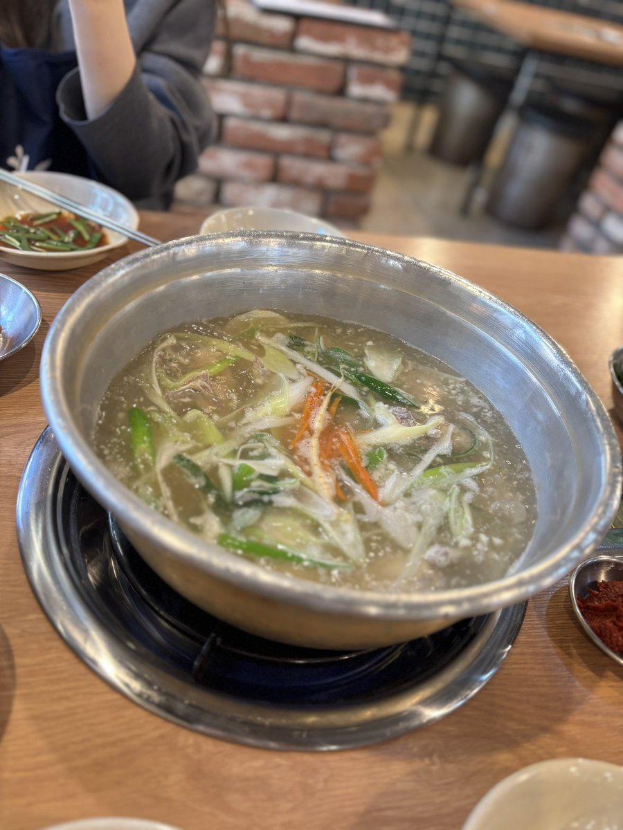 potatooisisugi_'s tweet photo. 📍新沙駅7.8番出口からすぐの
「タッカンマリカムジャタンシンサ本店」
24時間営業でブレイクタイム無し❣️

いつでも美味しいタッカンマリ食べれます🐓
ここ好きすぎて渡韓するたび行ってる✌️
おかずのおかわりはセルフで取り放題🌟
しめでカルグクス入れるのがおすすめ💖 https://t.co/YNltGnKsEz