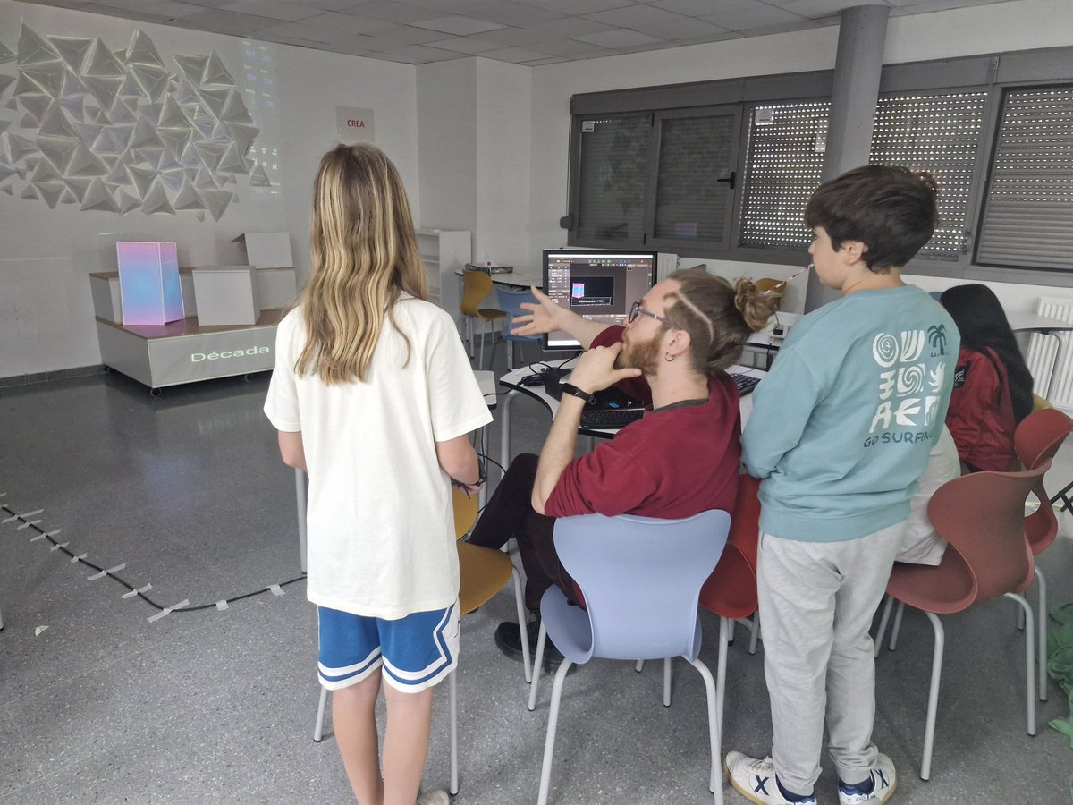 Avanzamos en nuestro 50 aniversario y la semana interdisciplinar...construimos el reloj solar en astronomía y plástica, el omnipoliedro con mates, tecnología y estudio nave, cerramos el videomapping, preparamos un relato con lengua y cross border project...