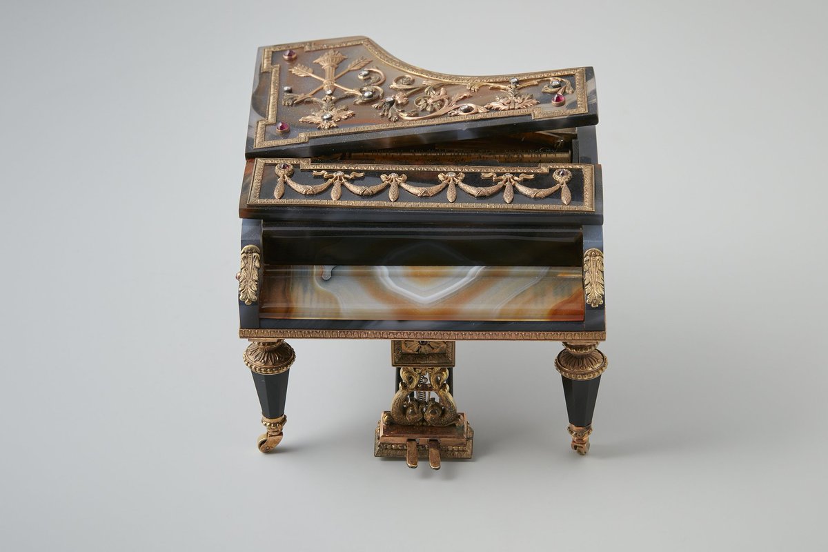 arts_musee's tweet photo. The presented #musicalbox in the shape of a grand #piano, dating from the 1880s, is a striking example of late #19thcentury craftsmanship. Its form symbolizes sophistication and musical culture, emphasizing the importance of music in social and domestic life during that era. https://t.co/jmUxbkA1kl
