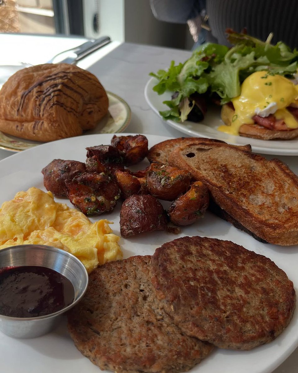 Join us for brunch daily at our Edina location (located at @50thandfrance in the @nolanmains building) from 9am-2pm. Reservations and full menus at thelynhall.com

📷: <a href="/eimi/">eimi</a>.creat3