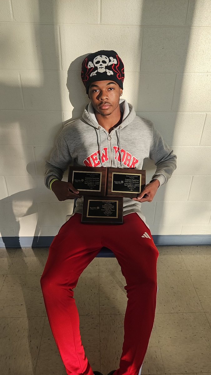 TaylorMadeOnG's tweet photo. All praise goes to my God for blessing me with the talents I have. Nothing is possible without him!
I was recognized by the Roanoke city school board for my indoor track achievements in : 5A STATE -55m CHAMP, LJ CHAMP, 5C REGION C- 55m CHAMP, & LJ CHAMP, as well as 4Γ200 #2TSC https://t.co/jva89JK65E