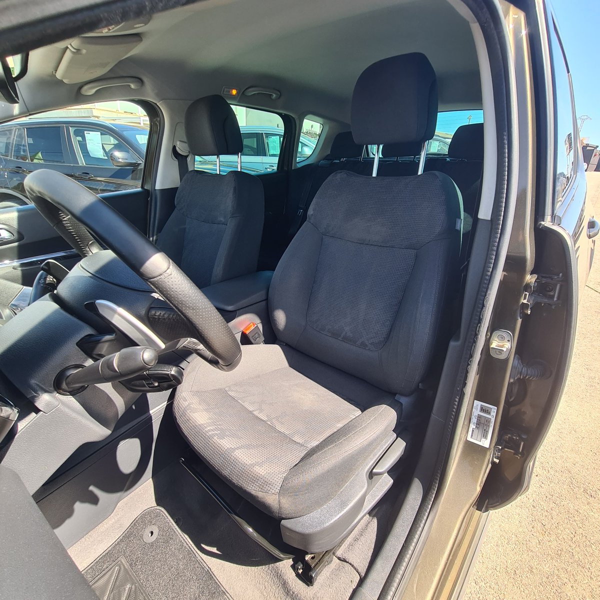 cochestv's tweet photo. Peugeot 3008 2.0 HDi HYbrid4 ‼️AUTOMÁTICO
💛 Etiqueta medioambiental "B" amarilla
Motor DIÉSEL/HÍBRIDO 2.0HDi de 200 cv
Cambio AUTOMÁTICO de 6 velocidades 

#CochesTorrevieja #Peudeot3008 #Peugeot #3008 #Diésel #Diesel #Híbrido #Hibrido #Hybrid #Automático #Automatico #Automatic https://t.co/WViCmw51iN