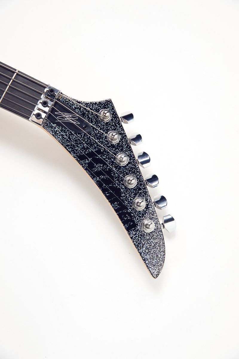KramerGuitarsUS's tweet photo. Scroll through to witness the Lzzy Hale Voyager in all its Black Diamond Holographic Sparkle glory! 

🖤💎Get it here! https://t.co/NqSJgAI6v7

#allhale https://t.co/LOZKBUGBJY