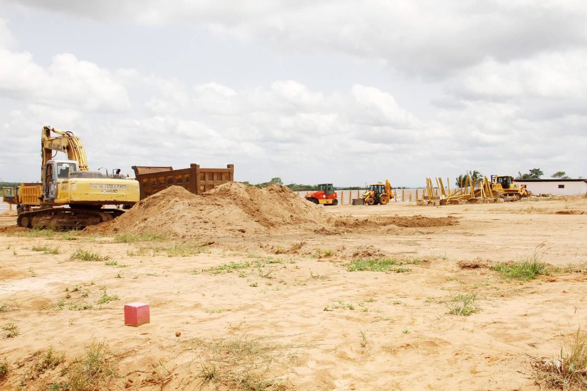 ProAO5's tweet photo. Programme Présidentiel d’Urgence pour la Construction de 25 000 Logements Sociaux en location-vente et location simple
 Visite des sites de Yopougon BAE et Akoupé-Zeudji par la Direction des Grands Programmes Immobiliers
Dans le cadre du suivi rigoureux du Programme Présidentiel d’Urgence visant à construire 25 000 logements sociaux en location-vente et location simple, Monsieur DIBI Kokora Alexandre, Directeur du Logement et des Grands Programmes Immobiliers au @mclu_gouv a effectué une visite technique le vendredi 4 avril 2025. 

Cette mission l’a conduit sur deux sites clés du programme : Yopougon BAE et Akoupé-Zeudji PK24.
L’objectif de cette inspection était d’évaluer l’avancement des travaux, de recenser les éventuels obstacles à surmonter et de dialoguer avec les acteurs impliqués.

À Yopougon BAE, sur une superficie de 10 hectares, le projet prévoit 2 680 logements, dont 800 unités sont actuellement en chantier dans une première phase. À Akoupé-Zeudji, également sur 10 hectares, 2 360 logements sont planifiés, avec 1 160 en cours de construction. 

À ce jour, les taux d’avancement physique s’élèvent à 6 % pour Yopougon BAE et 11 % pour Akoupé-Zeudji PK24. L’ambition fixée par le @Gouvci est d’atteindre un minimum de 20 % d’exécution sur chacun des sites d’ici la fin de l’année 2025, selon le calendrier établi.

Face aux parties prenantes sur le terrain, Monsieur DIBI a rappelé les exigences strictes du MCLU en matière de qualité et de respect des échéances. « Le MCLU, en tant que maître d’ouvrage, attend des efforts plus significatifs de la part des intervenants, car les résultats actuels ne répondent pas encore pleinement à nos attentes », a-t-il déclaré, en s’adressant notamment à l’entreprise SOROUBAT-CI, responsable des travaux sur les deux chantiers.

Tout en soulignant les attentes élevées du Ministère, il a encouragé les principaux acteurs impliqués : SOROUBAT-CI (constructeur), l’Agence Nationale de l’Habitat (maître d’ouvrage délégué), l’Unité d’Exécution du Projet (coordonateur) et le @BNETD_CI (maître d’œuvre).

Représentant les directives fermes du Ministre @Bruno_N_Kone , Monsieur DIBI a insisté sur l’urgence de ce programme présidentiel, conçu pour répondre aux besoins prioritaires des citoyens. Il a appelé les équipes techniques à intensifier leurs efforts, à accélérer les travaux et à garantir des réalisations conformes aux engagements. « Il ne s’agit pas uniquement de bâtir des logements, mais de répondre à une nécessité sociale avec sérieux, discipline et efficacité », a-t-il conclu.

@edithbrou @iciabidjancom @Badciss @Bramavie @AkissiKonan2 @Ben_M_SOUMAHORO