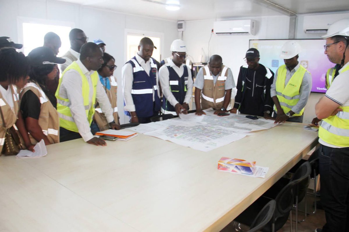 ProAO5's tweet photo. Programme Présidentiel d’Urgence pour la Construction de 25 000 Logements Sociaux en location-vente et location simple
 Visite des sites de Yopougon BAE et Akoupé-Zeudji par la Direction des Grands Programmes Immobiliers
Dans le cadre du suivi rigoureux du Programme Présidentiel d’Urgence visant à construire 25 000 logements sociaux en location-vente et location simple, Monsieur DIBI Kokora Alexandre, Directeur du Logement et des Grands Programmes Immobiliers au @mclu_gouv a effectué une visite technique le vendredi 4 avril 2025. 

Cette mission l’a conduit sur deux sites clés du programme : Yopougon BAE et Akoupé-Zeudji PK24.
L’objectif de cette inspection était d’évaluer l’avancement des travaux, de recenser les éventuels obstacles à surmonter et de dialoguer avec les acteurs impliqués.

À Yopougon BAE, sur une superficie de 10 hectares, le projet prévoit 2 680 logements, dont 800 unités sont actuellement en chantier dans une première phase. À Akoupé-Zeudji, également sur 10 hectares, 2 360 logements sont planifiés, avec 1 160 en cours de construction. 

À ce jour, les taux d’avancement physique s’élèvent à 6 % pour Yopougon BAE et 11 % pour Akoupé-Zeudji PK24. L’ambition fixée par le @Gouvci est d’atteindre un minimum de 20 % d’exécution sur chacun des sites d’ici la fin de l’année 2025, selon le calendrier établi.

Face aux parties prenantes sur le terrain, Monsieur DIBI a rappelé les exigences strictes du MCLU en matière de qualité et de respect des échéances. « Le MCLU, en tant que maître d’ouvrage, attend des efforts plus significatifs de la part des intervenants, car les résultats actuels ne répondent pas encore pleinement à nos attentes », a-t-il déclaré, en s’adressant notamment à l’entreprise SOROUBAT-CI, responsable des travaux sur les deux chantiers.

Tout en soulignant les attentes élevées du Ministère, il a encouragé les principaux acteurs impliqués : SOROUBAT-CI (constructeur), l’Agence Nationale de l’Habitat (maître d’ouvrage délégué), l’Unité d’Exécution du Projet (coordonateur) et le @BNETD_CI (maître d’œuvre).

Représentant les directives fermes du Ministre @Bruno_N_Kone , Monsieur DIBI a insisté sur l’urgence de ce programme présidentiel, conçu pour répondre aux besoins prioritaires des citoyens. Il a appelé les équipes techniques à intensifier leurs efforts, à accélérer les travaux et à garantir des réalisations conformes aux engagements. « Il ne s’agit pas uniquement de bâtir des logements, mais de répondre à une nécessité sociale avec sérieux, discipline et efficacité », a-t-il conclu.

@edithbrou @iciabidjancom @Badciss @Bramavie @AkissiKonan2 @Ben_M_SOUMAHORO