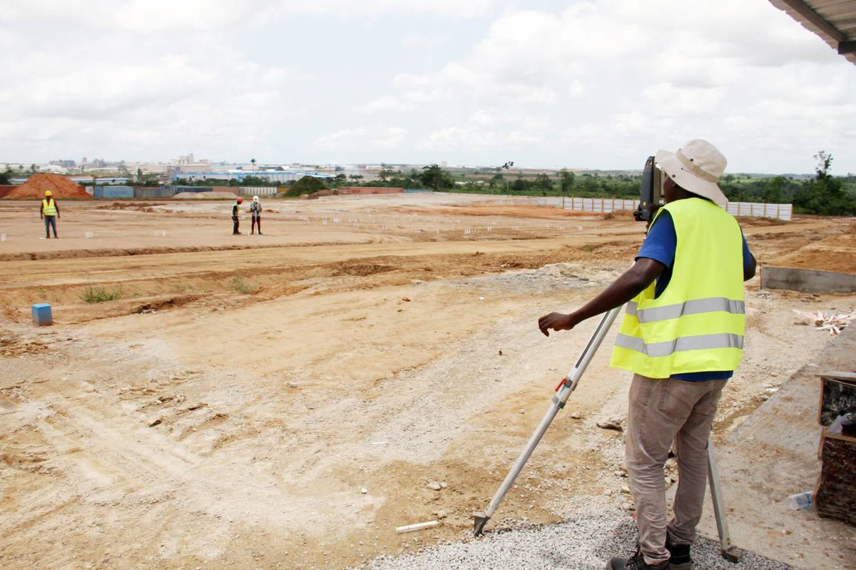 ProAO5's tweet photo. Programme Présidentiel d’Urgence pour la Construction de 25 000 Logements Sociaux en location-vente et location simple
 Visite des sites de Yopougon BAE et Akoupé-Zeudji par la Direction des Grands Programmes Immobiliers
Dans le cadre du suivi rigoureux du Programme Présidentiel d’Urgence visant à construire 25 000 logements sociaux en location-vente et location simple, Monsieur DIBI Kokora Alexandre, Directeur du Logement et des Grands Programmes Immobiliers au @mclu_gouv a effectué une visite technique le vendredi 4 avril 2025. 

Cette mission l’a conduit sur deux sites clés du programme : Yopougon BAE et Akoupé-Zeudji PK24.
L’objectif de cette inspection était d’évaluer l’avancement des travaux, de recenser les éventuels obstacles à surmonter et de dialoguer avec les acteurs impliqués.

À Yopougon BAE, sur une superficie de 10 hectares, le projet prévoit 2 680 logements, dont 800 unités sont actuellement en chantier dans une première phase. À Akoupé-Zeudji, également sur 10 hectares, 2 360 logements sont planifiés, avec 1 160 en cours de construction. 

À ce jour, les taux d’avancement physique s’élèvent à 6 % pour Yopougon BAE et 11 % pour Akoupé-Zeudji PK24. L’ambition fixée par le @Gouvci est d’atteindre un minimum de 20 % d’exécution sur chacun des sites d’ici la fin de l’année 2025, selon le calendrier établi.

Face aux parties prenantes sur le terrain, Monsieur DIBI a rappelé les exigences strictes du MCLU en matière de qualité et de respect des échéances. « Le MCLU, en tant que maître d’ouvrage, attend des efforts plus significatifs de la part des intervenants, car les résultats actuels ne répondent pas encore pleinement à nos attentes », a-t-il déclaré, en s’adressant notamment à l’entreprise SOROUBAT-CI, responsable des travaux sur les deux chantiers.

Tout en soulignant les attentes élevées du Ministère, il a encouragé les principaux acteurs impliqués : SOROUBAT-CI (constructeur), l’Agence Nationale de l’Habitat (maître d’ouvrage délégué), l’Unité d’Exécution du Projet (coordonateur) et le @BNETD_CI (maître d’œuvre).

Représentant les directives fermes du Ministre @Bruno_N_Kone , Monsieur DIBI a insisté sur l’urgence de ce programme présidentiel, conçu pour répondre aux besoins prioritaires des citoyens. Il a appelé les équipes techniques à intensifier leurs efforts, à accélérer les travaux et à garantir des réalisations conformes aux engagements. « Il ne s’agit pas uniquement de bâtir des logements, mais de répondre à une nécessité sociale avec sérieux, discipline et efficacité », a-t-il conclu.

@edithbrou @iciabidjancom @Badciss @Bramavie @AkissiKonan2 @Ben_M_SOUMAHORO