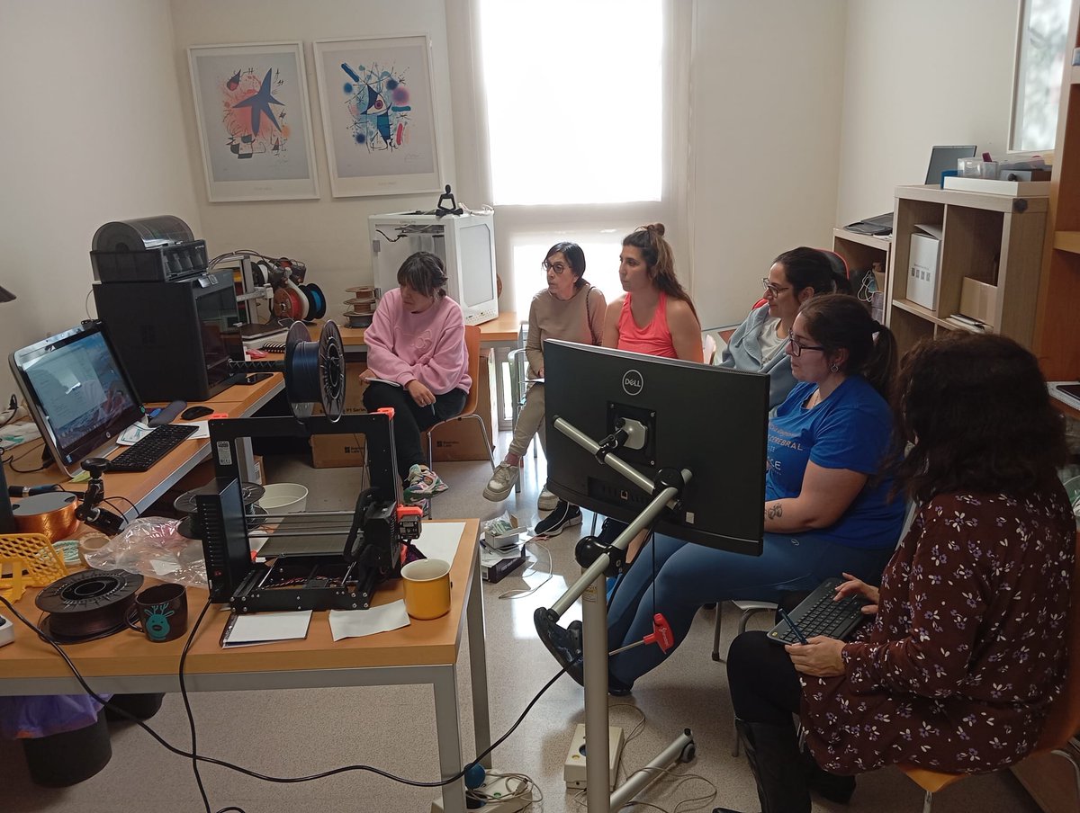 AspaceVall's tweet photo. 📚 Seguimos con la formación sobre Comunicación Aumentativa y Adaptativa 💬💙 ComuniQa Eye XL con Grid 3 👁️ y el lector ocular PCEye5 🖥️.En esta ocasión diseñando plantillas
Un proyecto coordinado y financiado por @ConfeAspace y @FundIbercaja @MSocialGob
#ASPACEnet https://t.co/NIbg2p5pRg