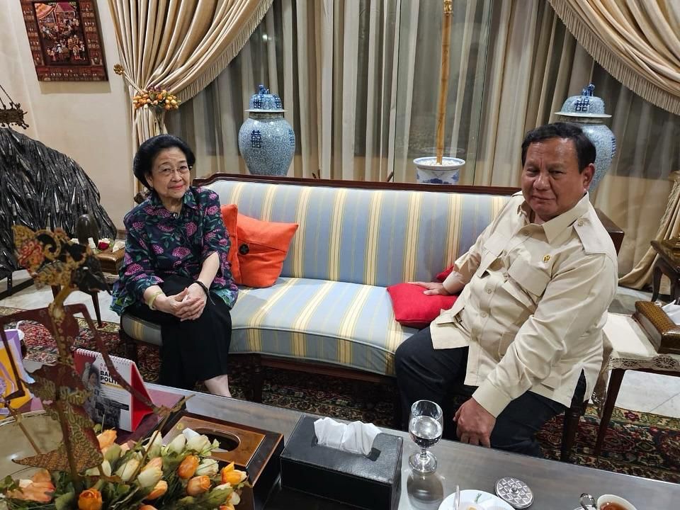 flowee01's tweet photo. Melihat Prabowo ketemu Megawati, menjadi perwujudan kalo Indonesia bener-bener hidup rukun , salut buat mereka! #MegawatiPrabowo #PRABOWOMEGAWATI https://t.co/QnRe2mKOFm