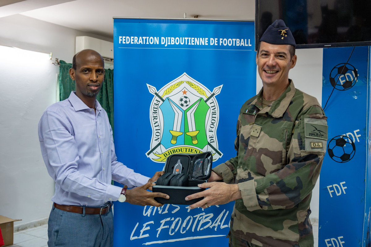 FederationFdf's tweet photo. Le général Sébastien Vallette offre des outils aux arbitres

Le général de division  Sébastien Vallette commandant des forces françaises stationnées à Djibouti a offert aujourd’hui des kits de travail et des outils de communication aux arbitres de la fédération de football. https://t.co/EheWDo0R6x