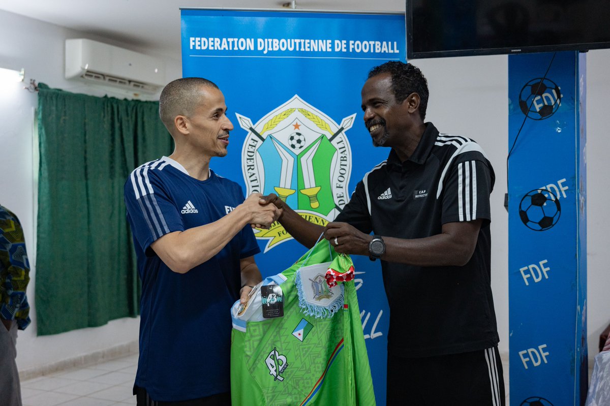 FederationFdf's tweet photo. Le général Sébastien Vallette offre des outils aux arbitres

Le général de division  Sébastien Vallette commandant des forces françaises stationnées à Djibouti a offert aujourd’hui des kits de travail et des outils de communication aux arbitres de la fédération de football. https://t.co/EheWDo0R6x