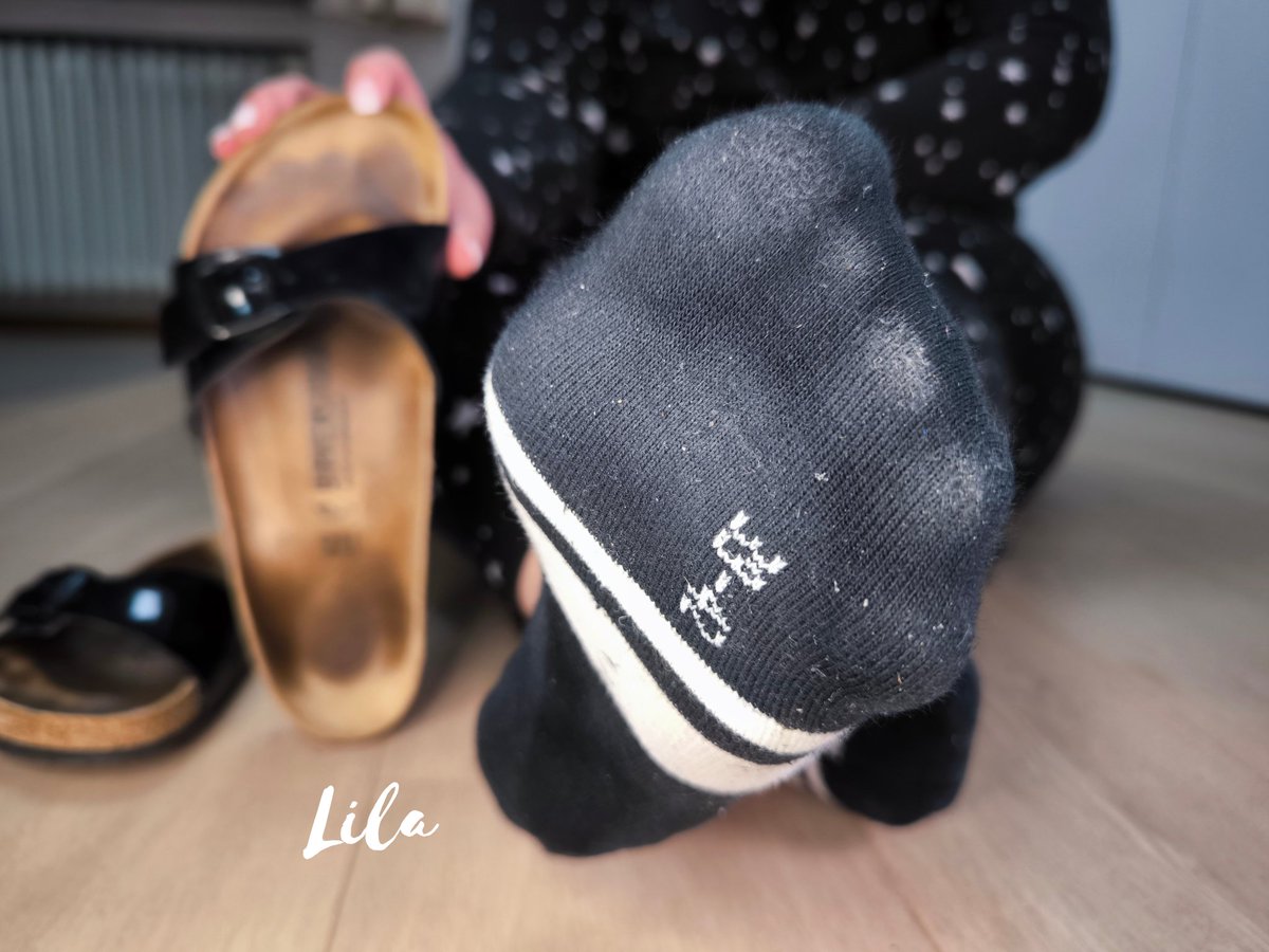 Du weißt das du niemals in den Genuss kommen wirst. 🧎🏼‍♂️🤤💵🫰🏻😈

#blacksocks #footprint #footfetish #feetlover #fetish #feet #fussfetisch #footlovers #göttin #loser #goddess #zahlschwein #socks #feetfetish #sockslover #socken #smellysocks #socksgirl #fuss #fussabdruck