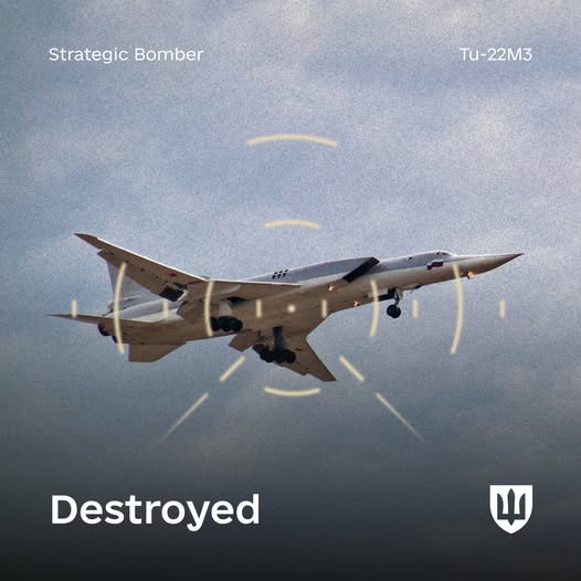 NAFO_Hungary's tweet photo. 🚀 💥 🔥
"Néhány nappal ezelőtt sikeres akcióink egy Tu-22M3 stratégiai bombázó megsemmisítéséhez vezettek. Éppen leszállt – és a drónunk eltalálta. Becsült kár: körülbelül 100 millió dollár" - Olekszandr Szirszkij
#Stand_with_Ukraine #TU_22M3 https://t.co/BIWwW74HTq