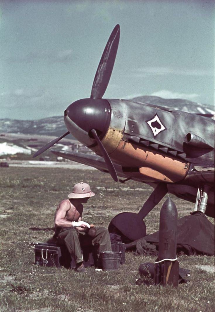 Tokkotai___'s tweet photo. Miembro de la #Luftwaffe tomando el sol con salacot y sin camisa, junto a un #Messerschmitt Bf-109F-4/B de la 10 #Staffel (Jabo) de la #Jagdgeschwader 53 "Pik As" en el aeródromo de #Comiso, #Sicilia, primavera de 1942 
Junto al avión una bomba SC50 de 50kg

#WW2 #SGM #Jabo https://t.co/DUfVNkFMnf