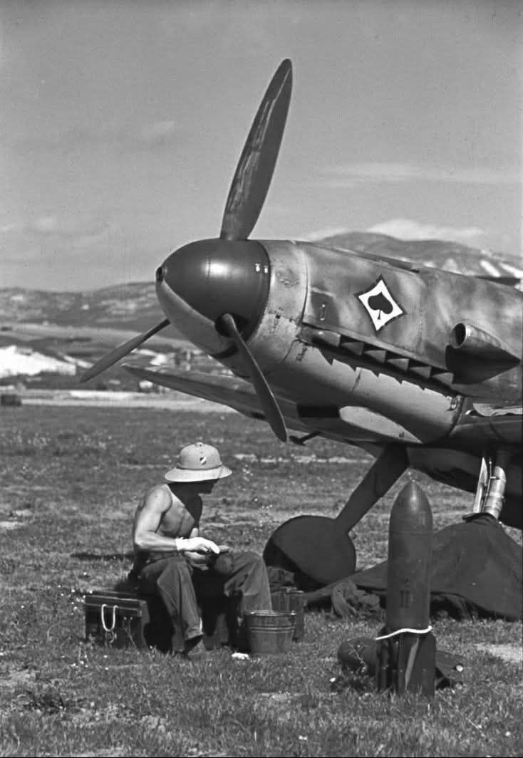 Tokkotai___'s tweet photo. Miembro de la #Luftwaffe tomando el sol con salacot y sin camisa, junto a un #Messerschmitt Bf-109F-4/B de la 10 #Staffel (Jabo) de la #Jagdgeschwader 53 "Pik As" en el aeródromo de #Comiso, #Sicilia, primavera de 1942 
Junto al avión una bomba SC50 de 50kg

#WW2 #SGM #Jabo https://t.co/DUfVNkFMnf