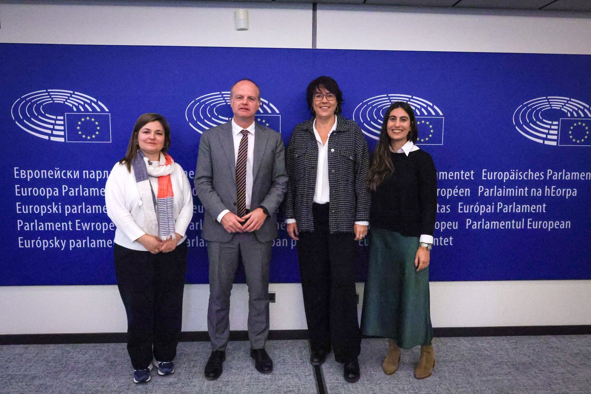 Trobada molt productiva amb <a href="/albertcaste/">Albert Castellanos</a>, Vania Freitas i Gisela Guarí, representants de l’Assemblea de les Regions (<a href="/europeanregions/">AER</a>), centrada en la desinformació, la diversitat cultural i lingüística i l’educació.

Un espai clau per avançar plegats cap a una Europa més plural.