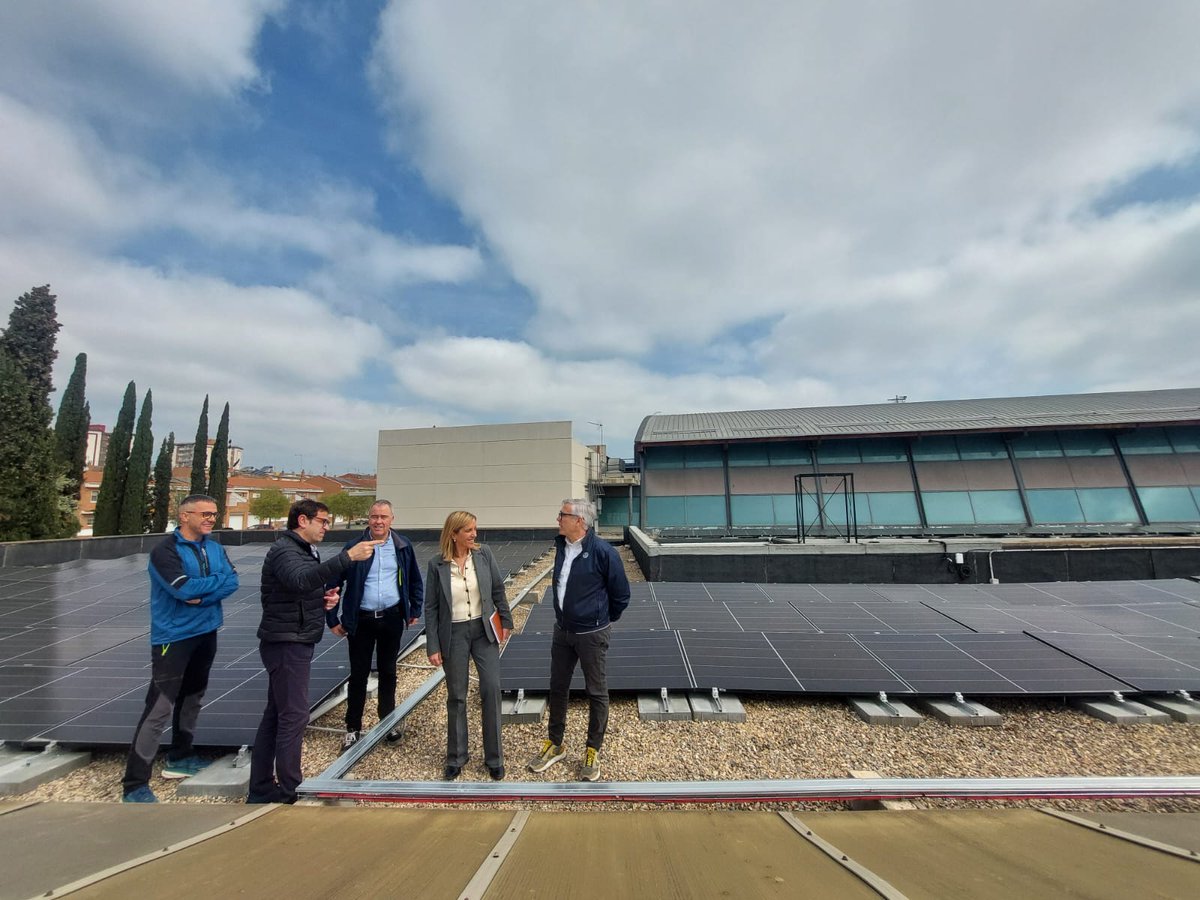 VallsAjuntament's tweet photo. ☀️ Valls instal·larà plaques solars a la Biblioteca Carles Cardó i al Kursaal i aprovarà en breu el nou Pla d'Acció Climàtica.

Avui, hem visitat la nova instal·lació solar fotovoltaica instal·lada al CEM El Fornàs.

ℹ️ https://t.co/PFeB4AjyD9 https://t.co/ppGZPVwHmR